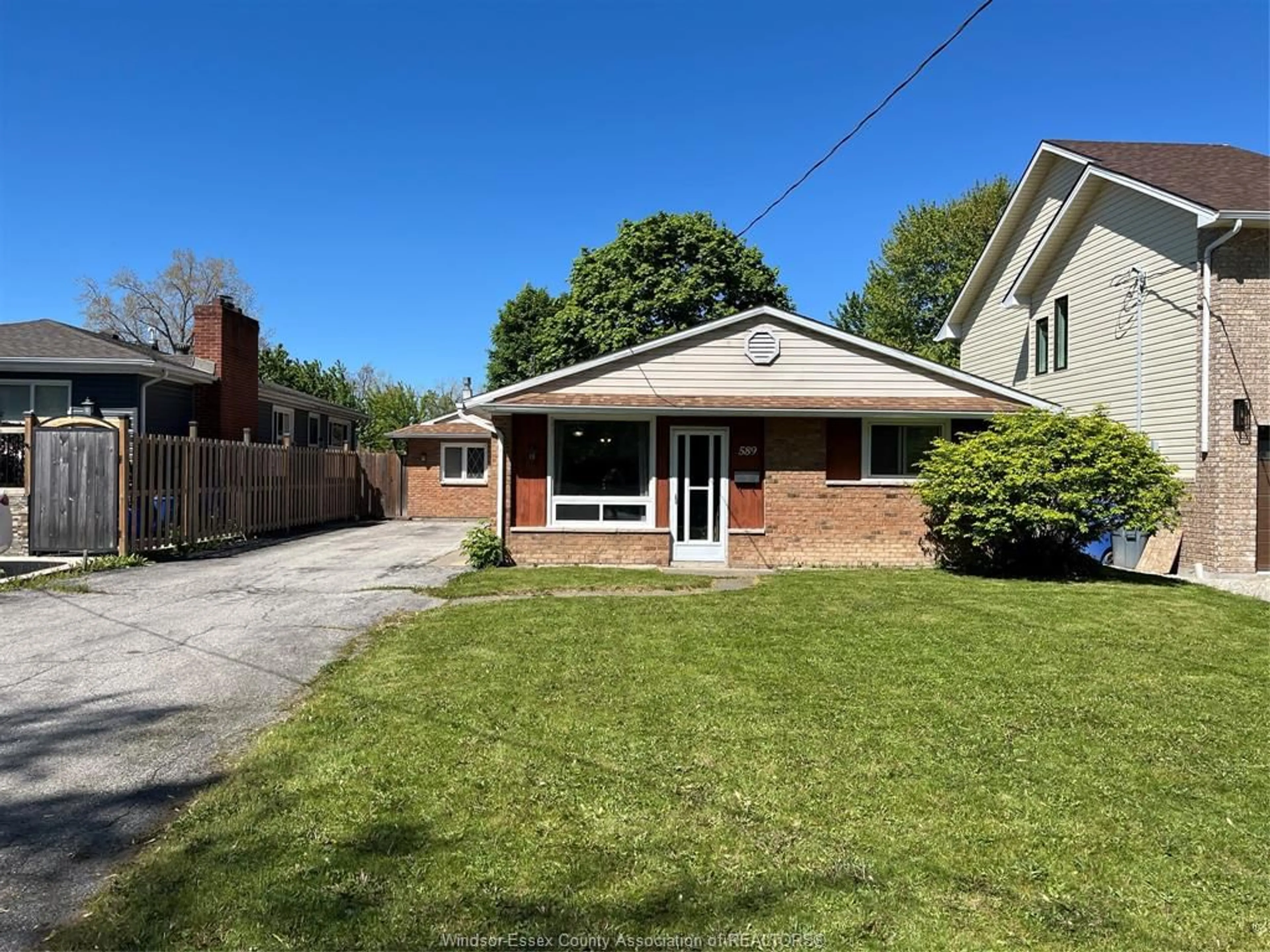 A pic from outside/outdoor area/front of a property/back of a property/a pic from drone, street for 589 ELINOR, Windsor Ontario N8P 1E3