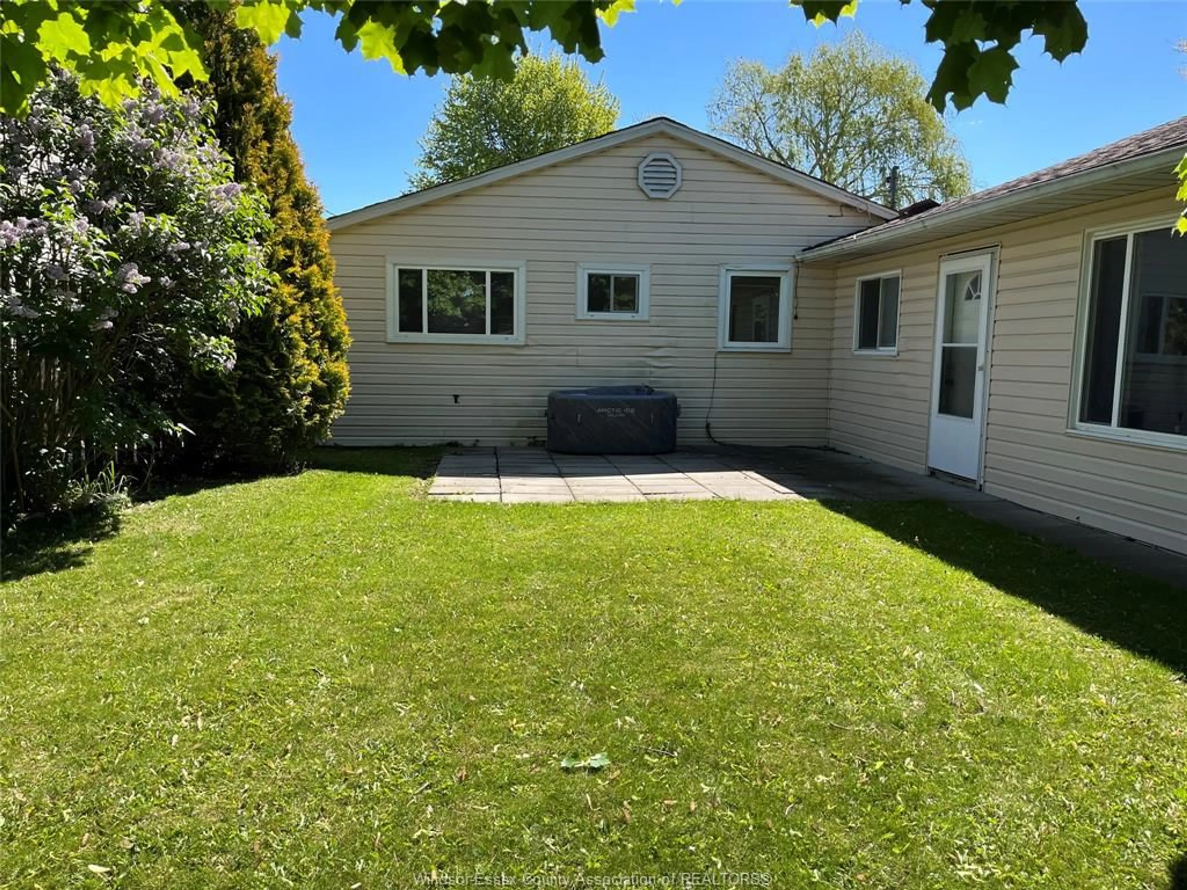 Unknown for 589 ELINOR, Windsor Ontario N8P 1E3