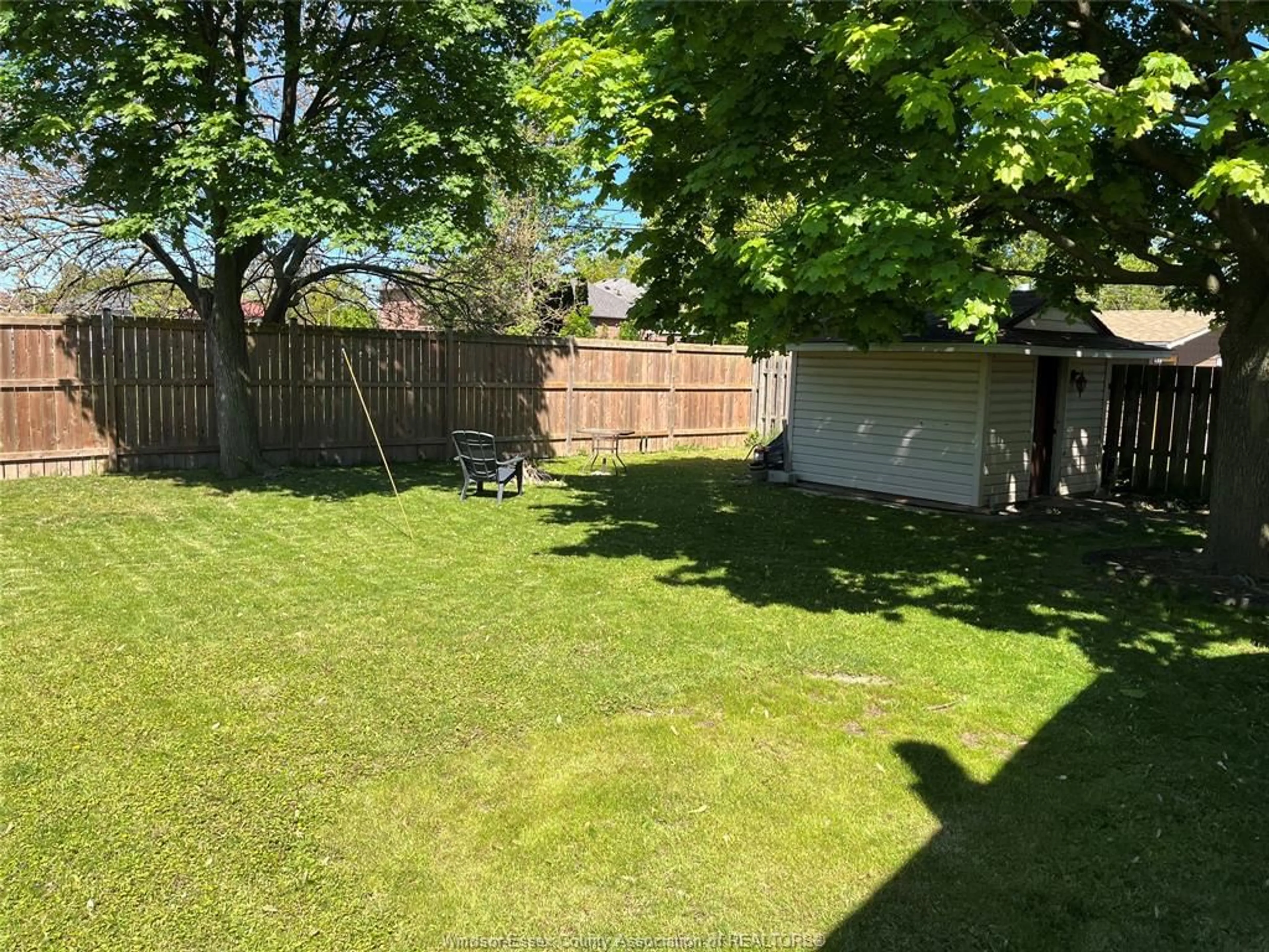 A pic from outside/outdoor area/front of a property/back of a property/a pic from drone, unknown for 589 ELINOR, Windsor Ontario N8P 1E3