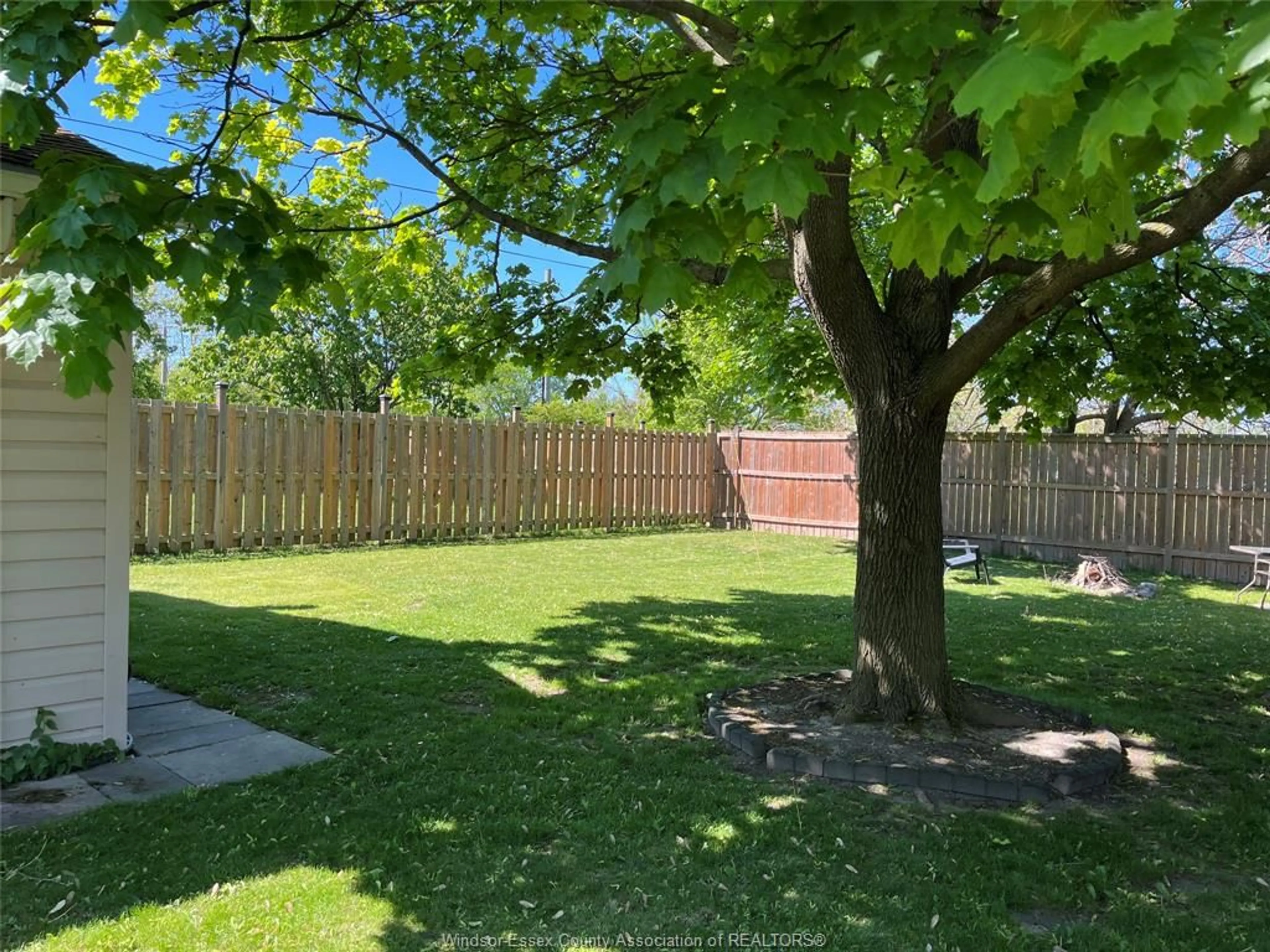 A pic from outside/outdoor area/front of a property/back of a property/a pic from drone, forest/trees view for 589 ELINOR, Windsor Ontario N8P 1E3