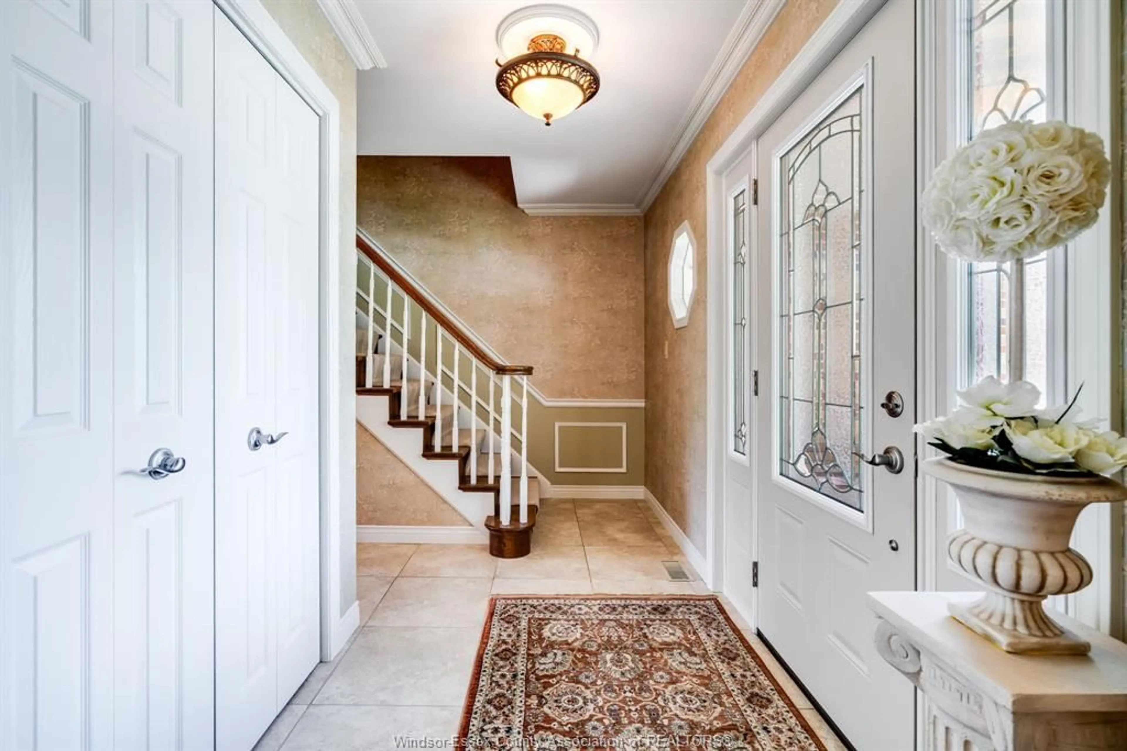 Indoor entryway for 106 MILL CREEK Cres, Kingsville Ontario N9Y 3P9
