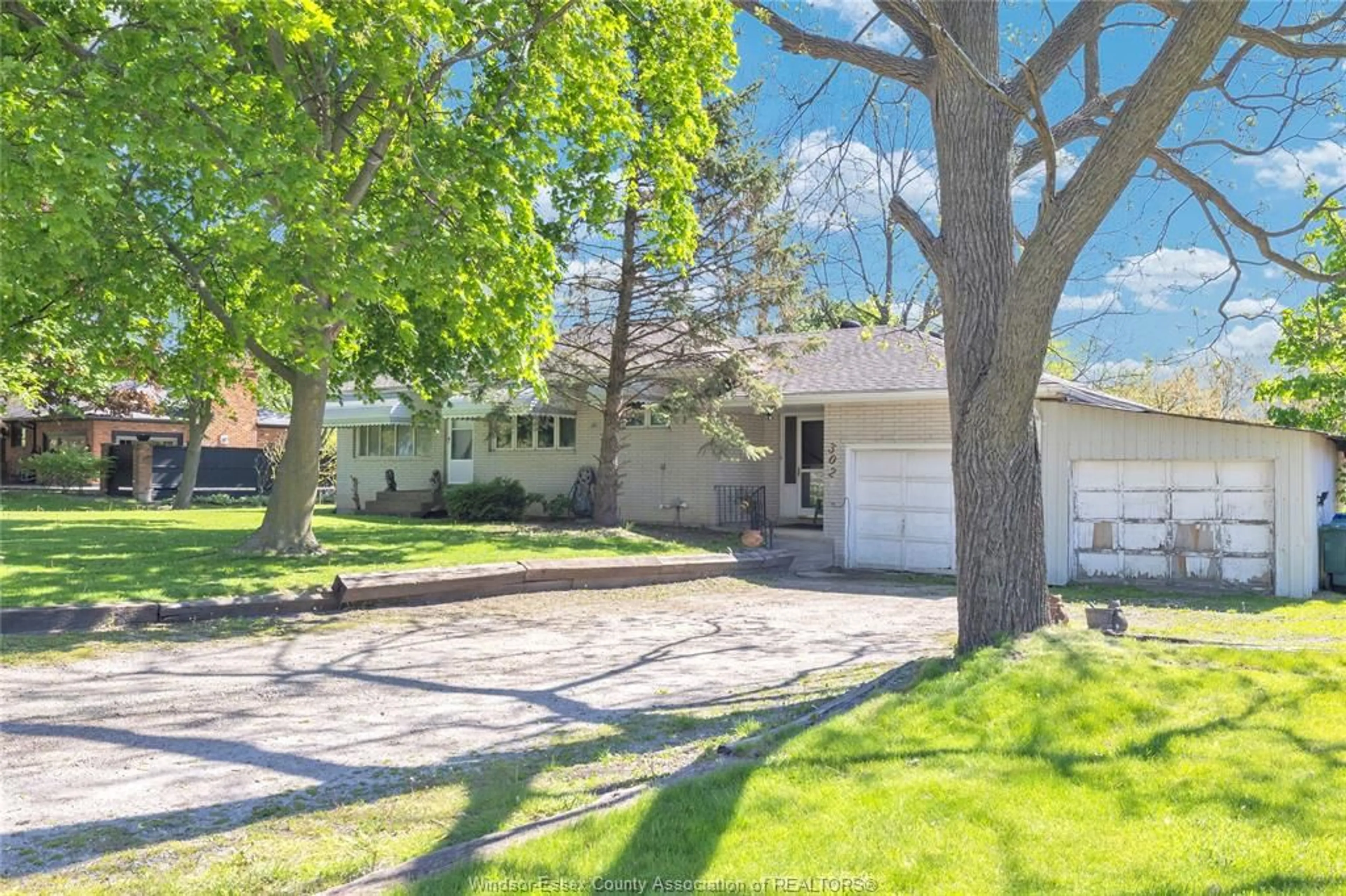 A pic from outside/outdoor area/front of a property/back of a property/a pic from drone, street for 302 WEST PIKE CREEK Rd, Lakeshore Ontario N8N 2L9