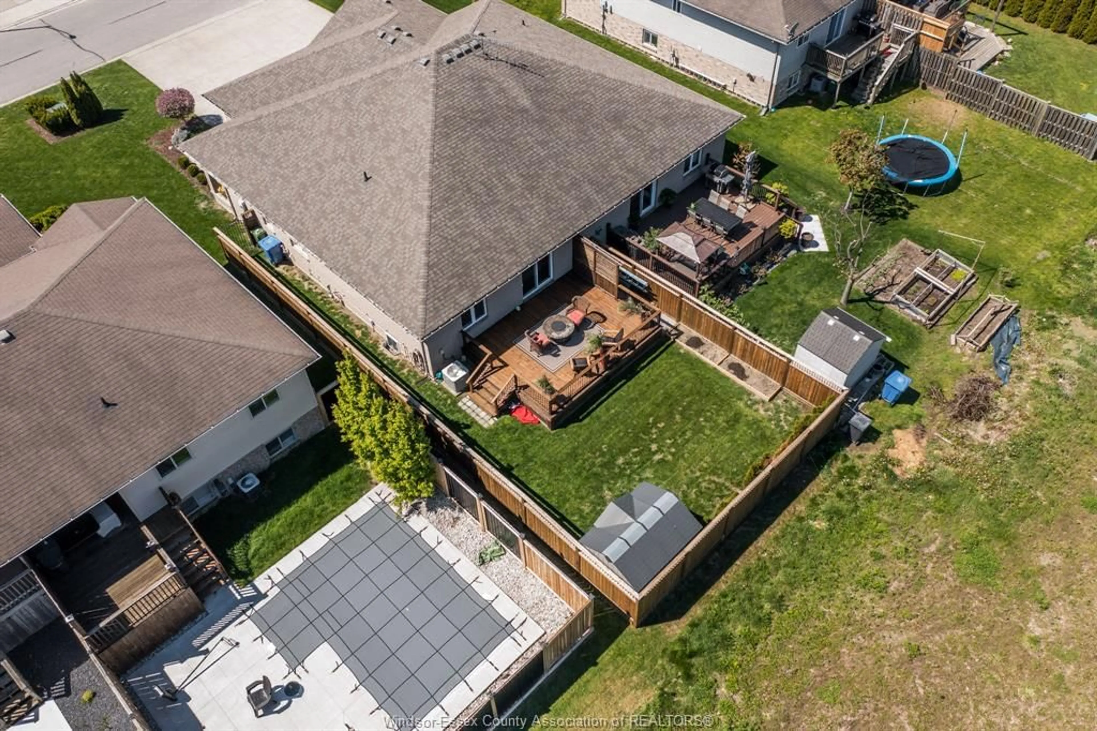 A pic from outside/outdoor area/front of a property/back of a property/a pic from drone, street for 412 ROSEWOOD Dr, Lakeshore Ontario N8L 1B9