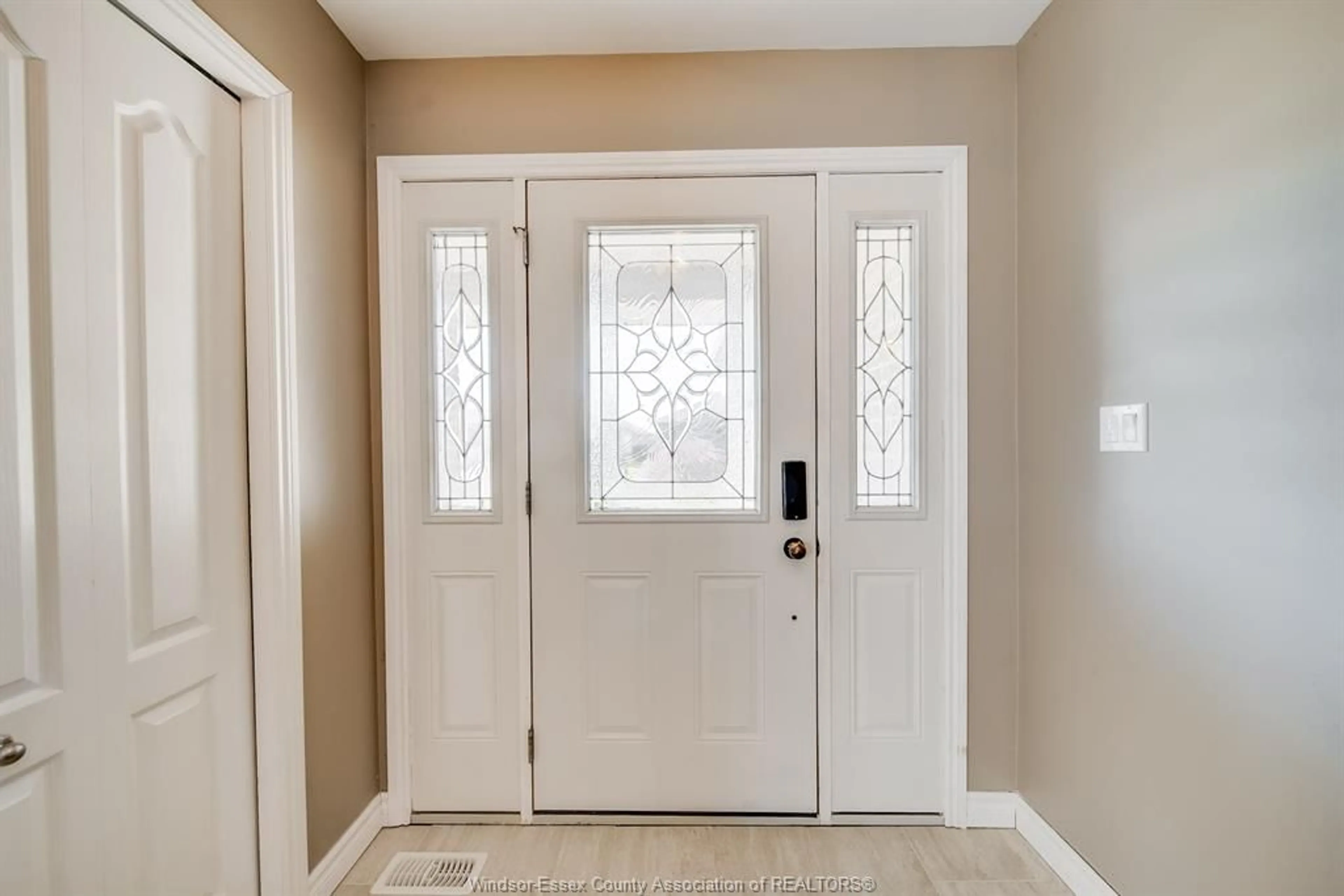 Indoor entryway for 412 ROSEWOOD Dr, Lakeshore Ontario N8L 1B9
