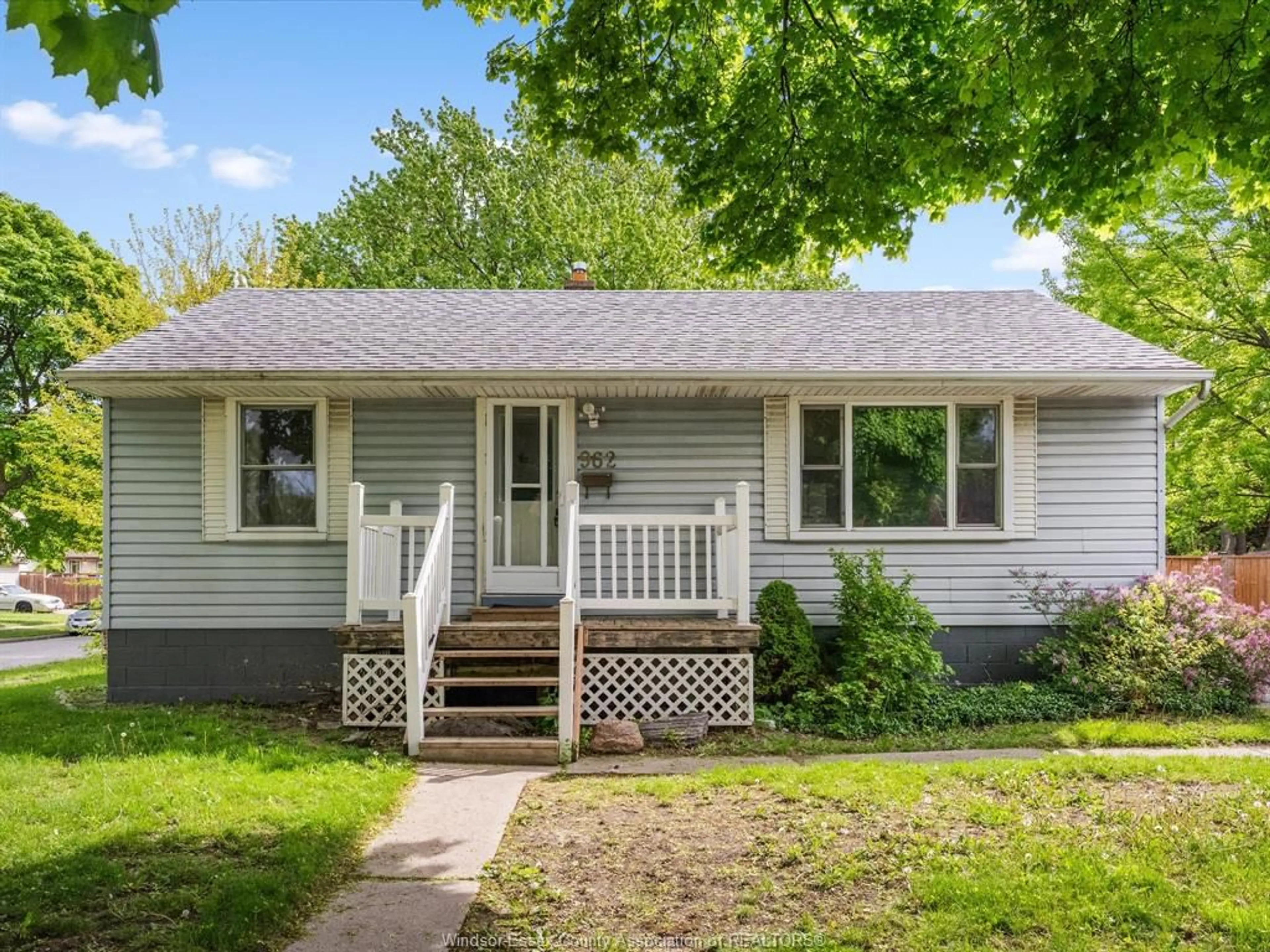Home with vinyl exterior material, street for 962 MERRITT, Windsor Ontario N9B 3C5