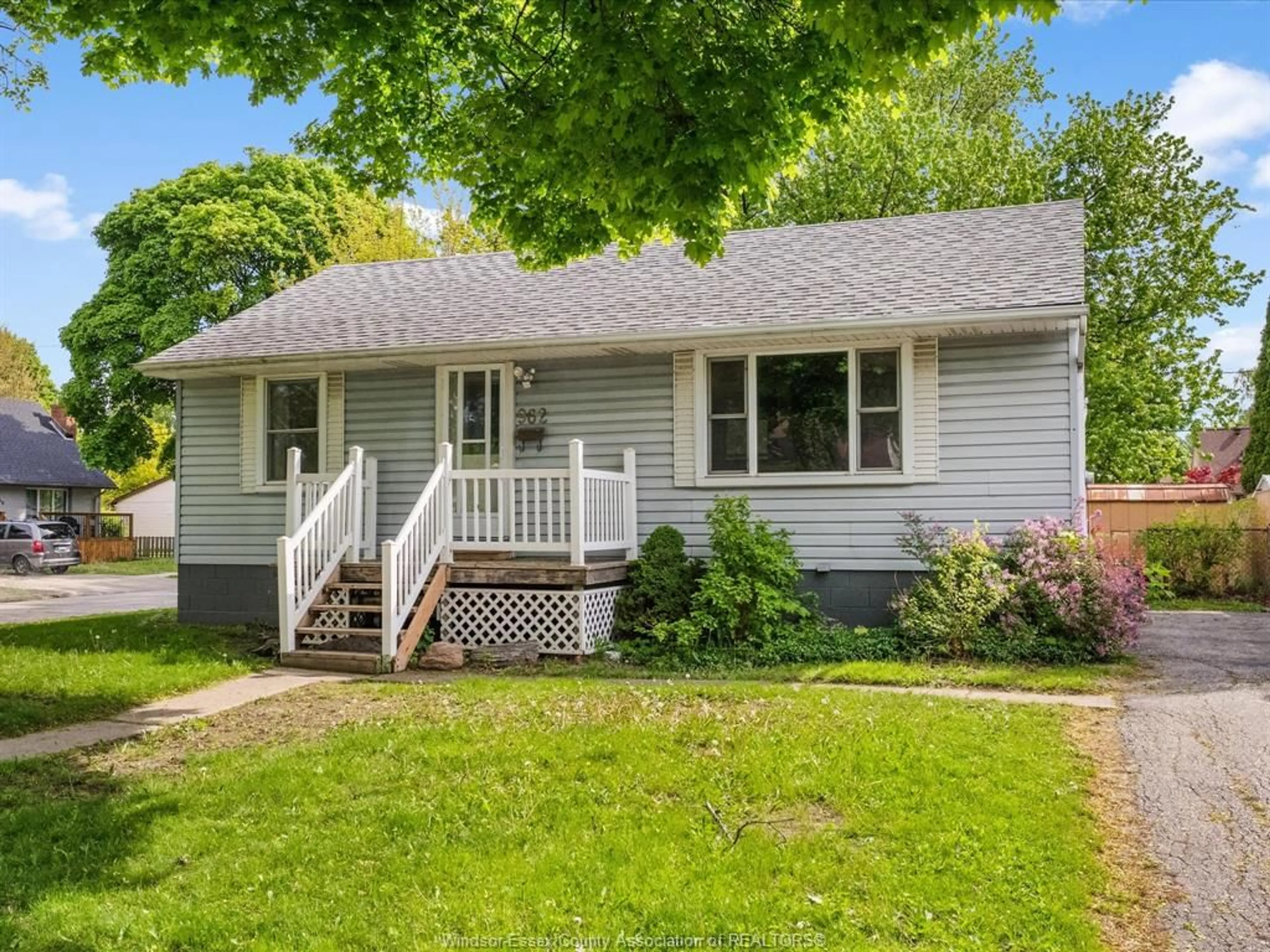 Home with vinyl exterior material, street for 962 MERRITT, Windsor Ontario N9B 3C5