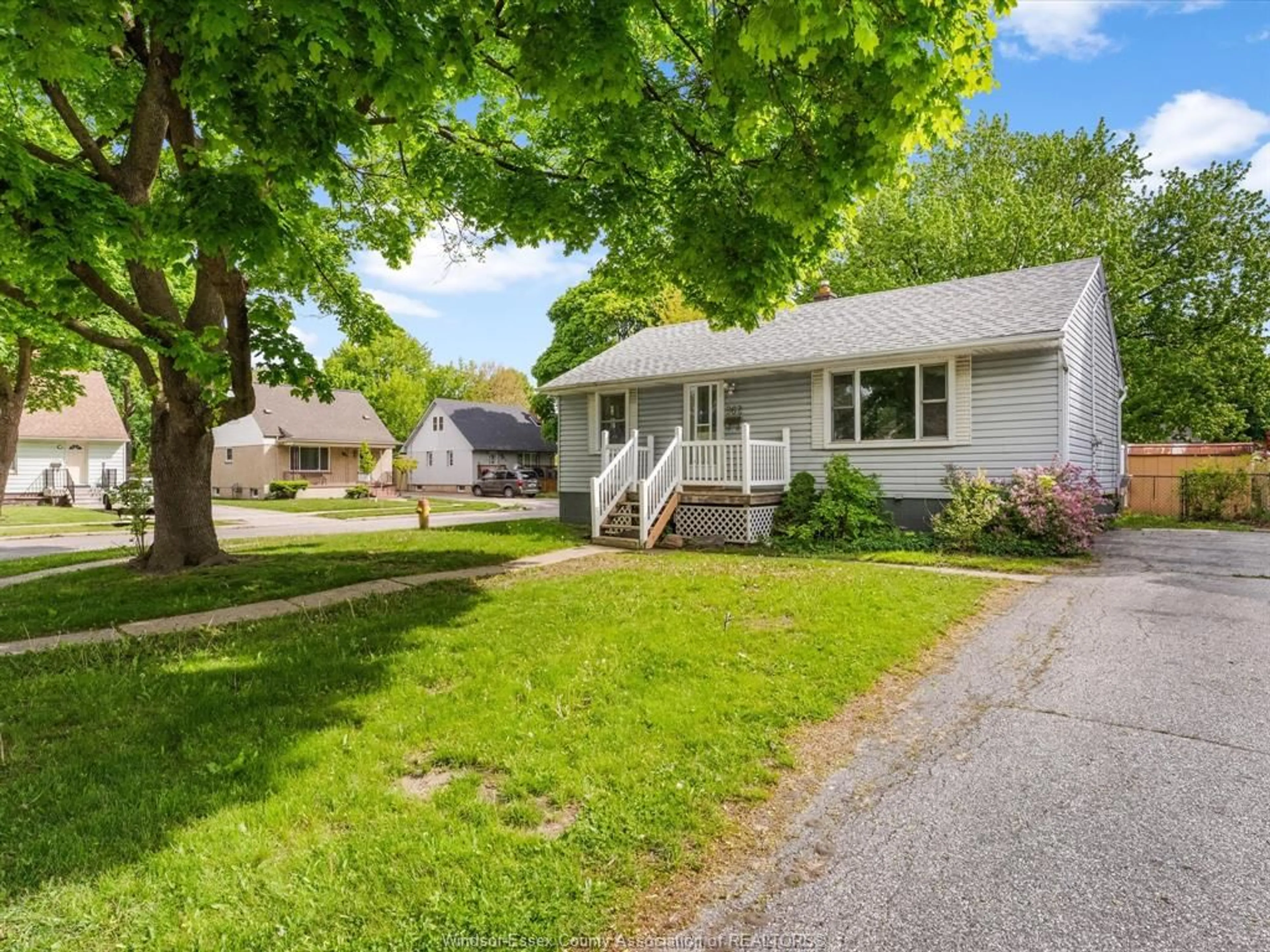 Home with vinyl exterior material, street for 962 MERRITT, Windsor Ontario N9B 3C5