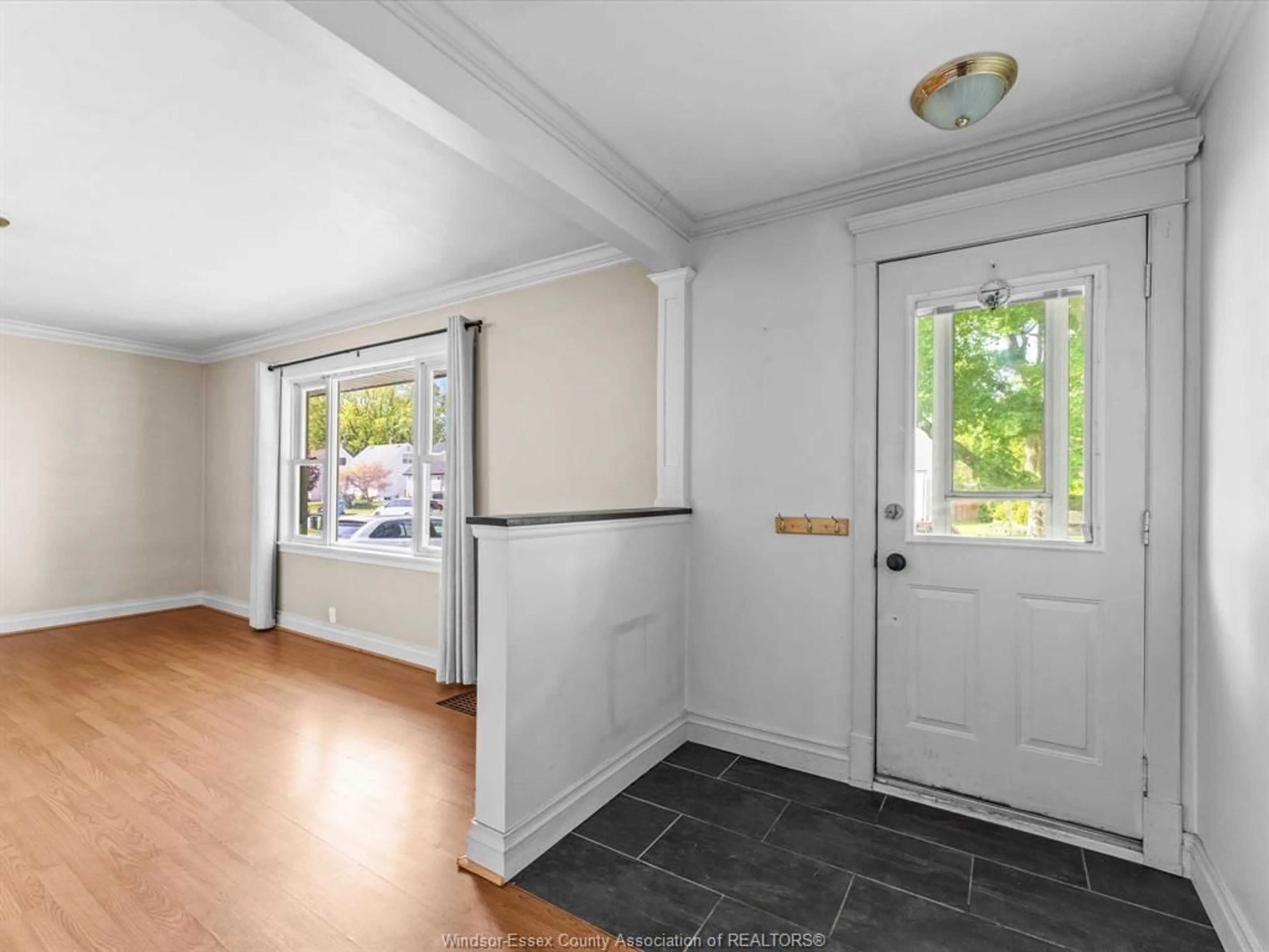 Indoor entryway for 962 MERRITT, Windsor Ontario N9B 3C5