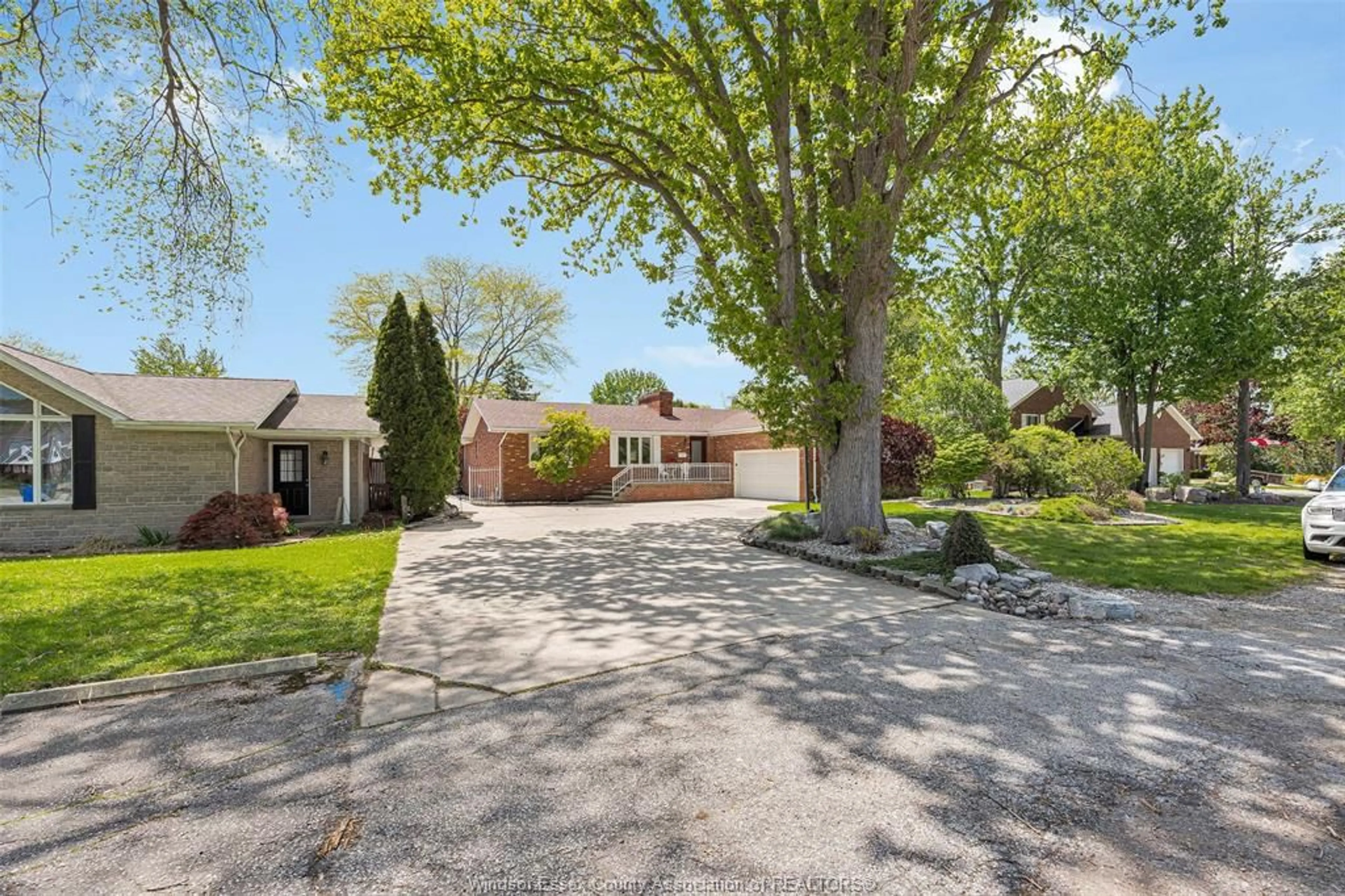 A pic from outside/outdoor area/front of a property/back of a property/a pic from drone, street for 274 IRWIN, Essex Ontario N8M 2T6