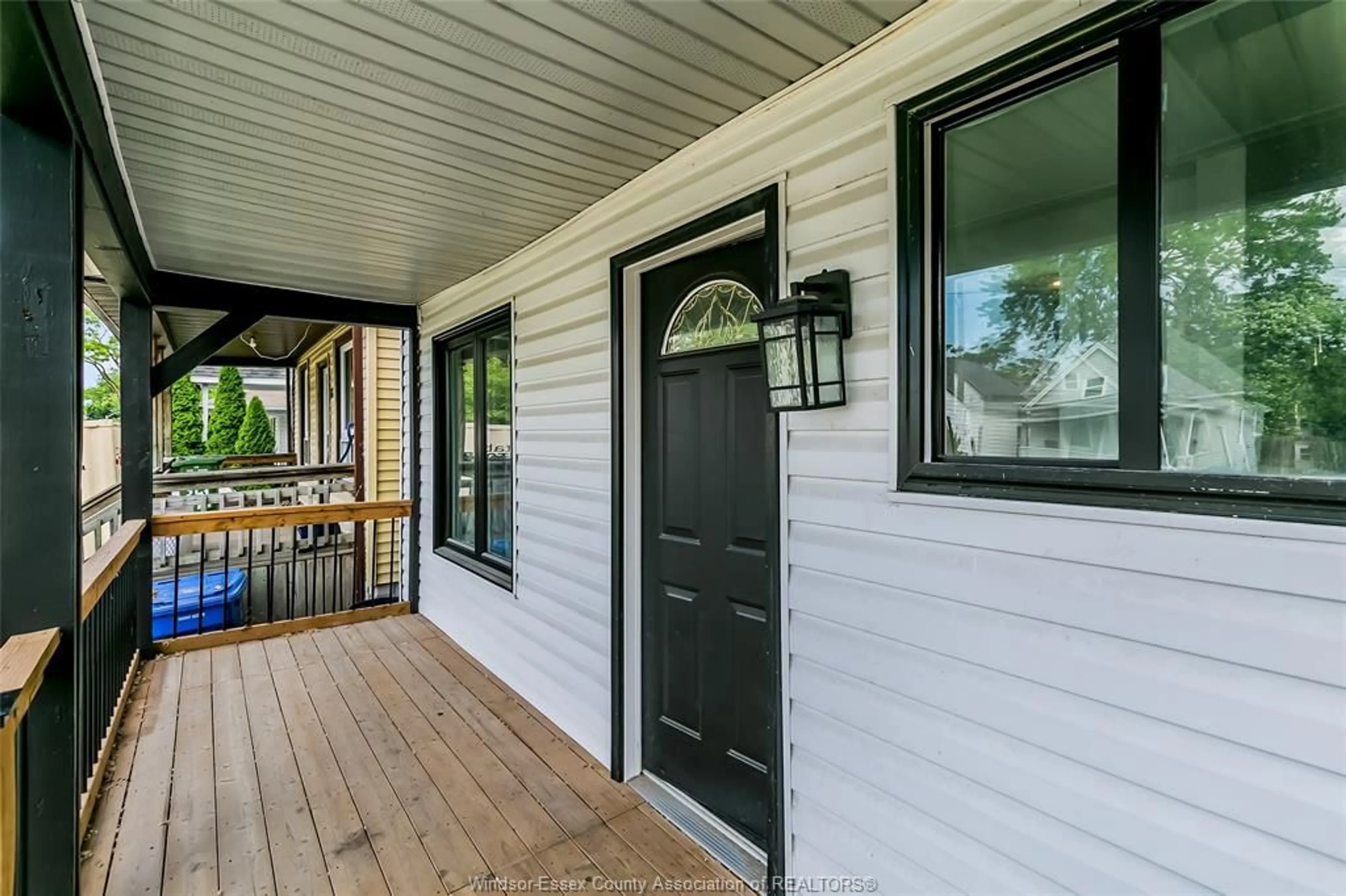 Indoor entryway for 345 BRIDGE Ave, Windsor Ontario N9B 2M3