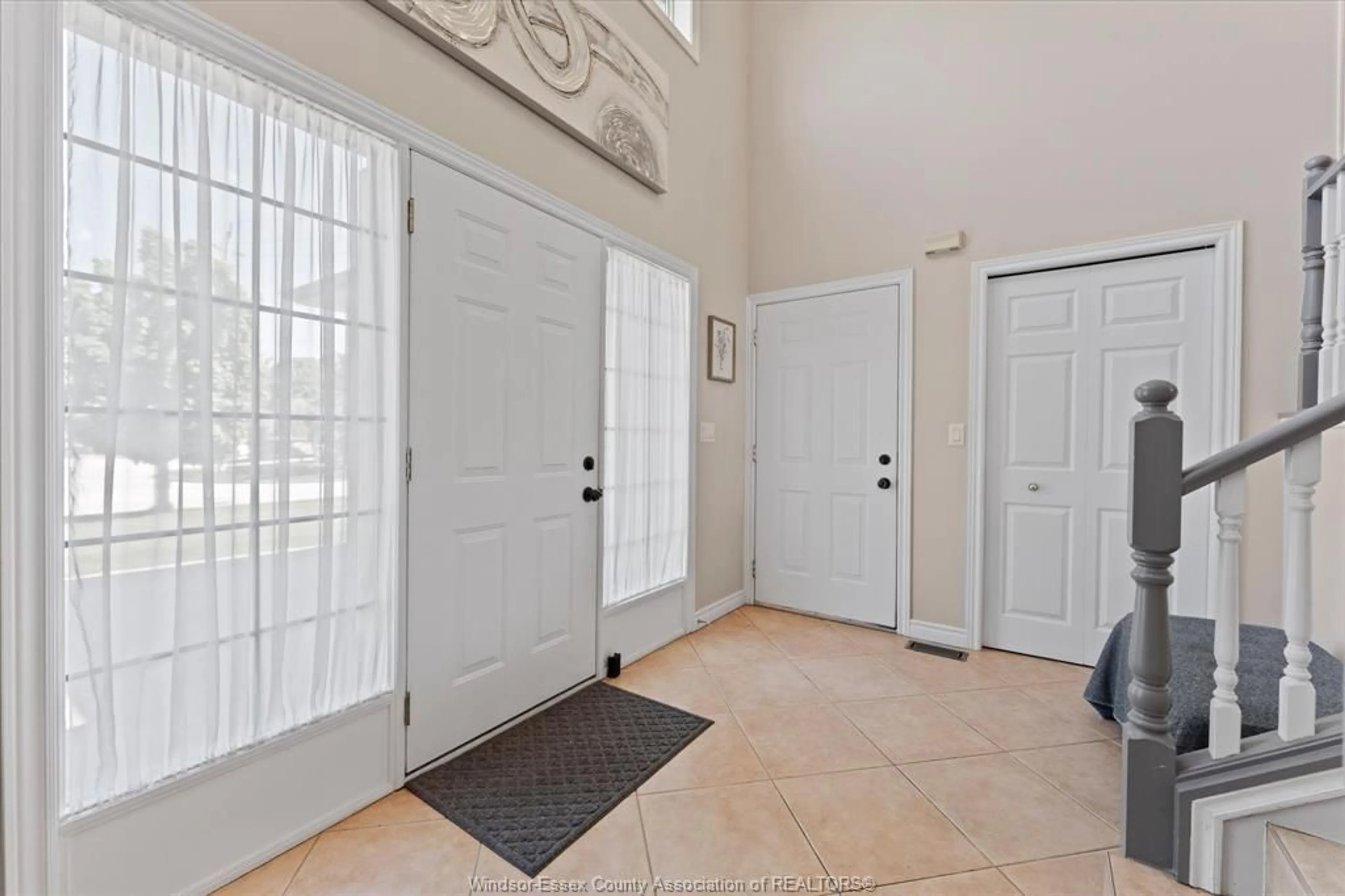 Indoor entryway for 9597 MANITOU Cres, Windsor Ontario N8P 1H8