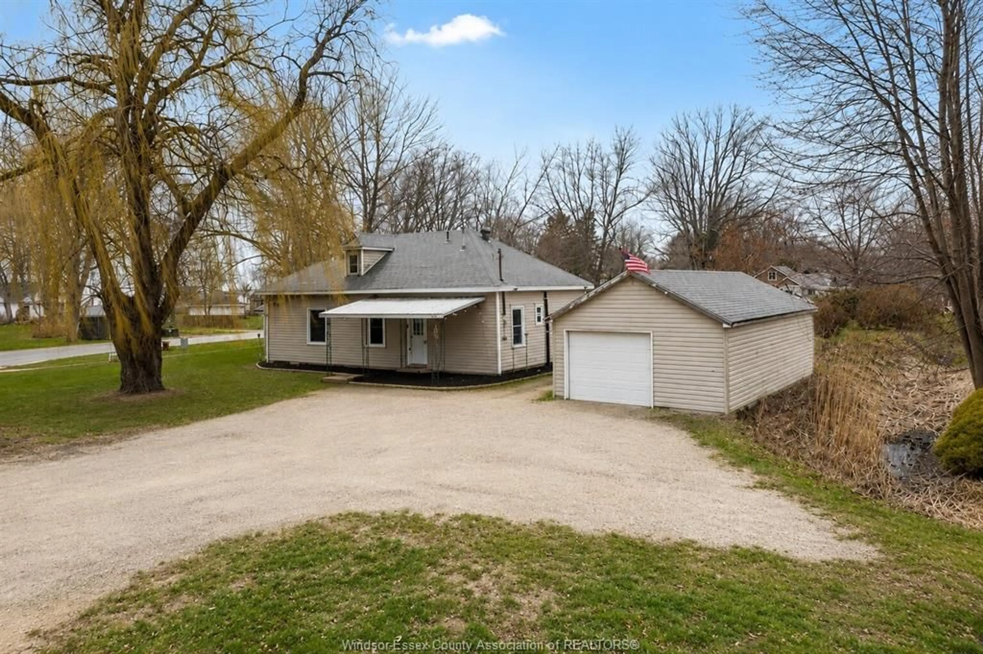 A pic from outside/outdoor area/front of a property/back of a property/a pic from drone, street for 820 TOWANDA Blvd, Erie Beach Ontario N0P 1A0