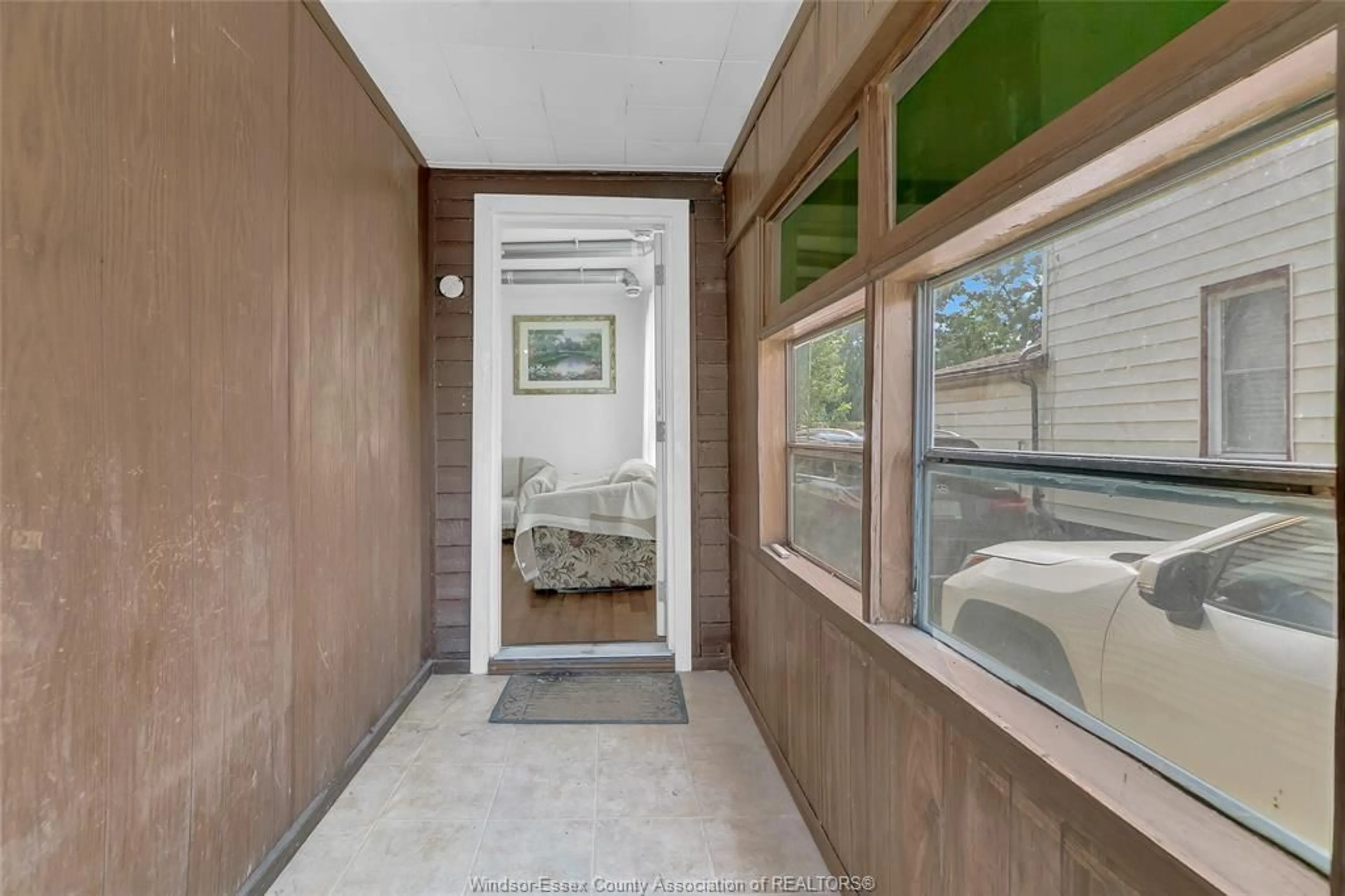 Indoor entryway for 361 BRIDGE Ave, Windsor Ontario N9B 1C7