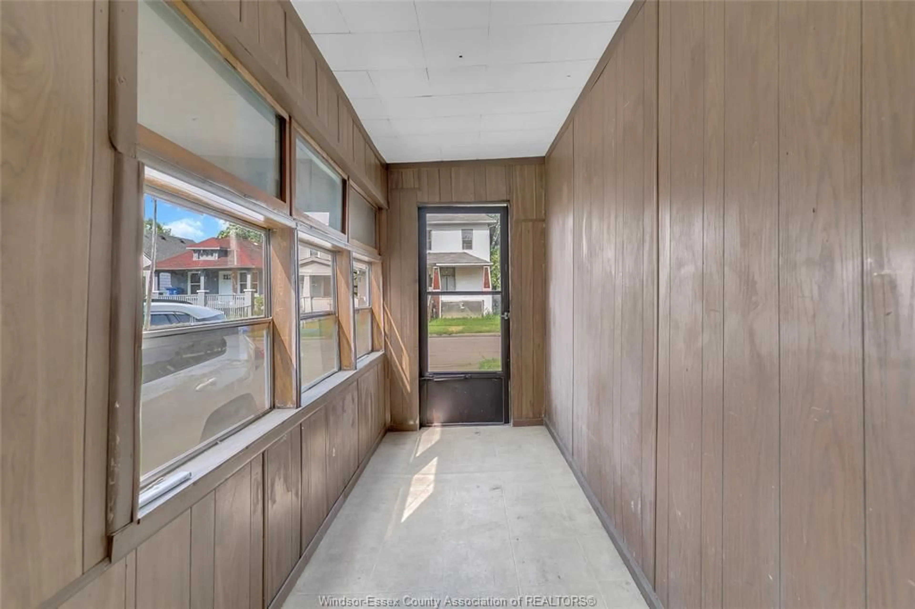 Indoor foyer for 361 BRIDGE Ave, Windsor Ontario N9B 1C7