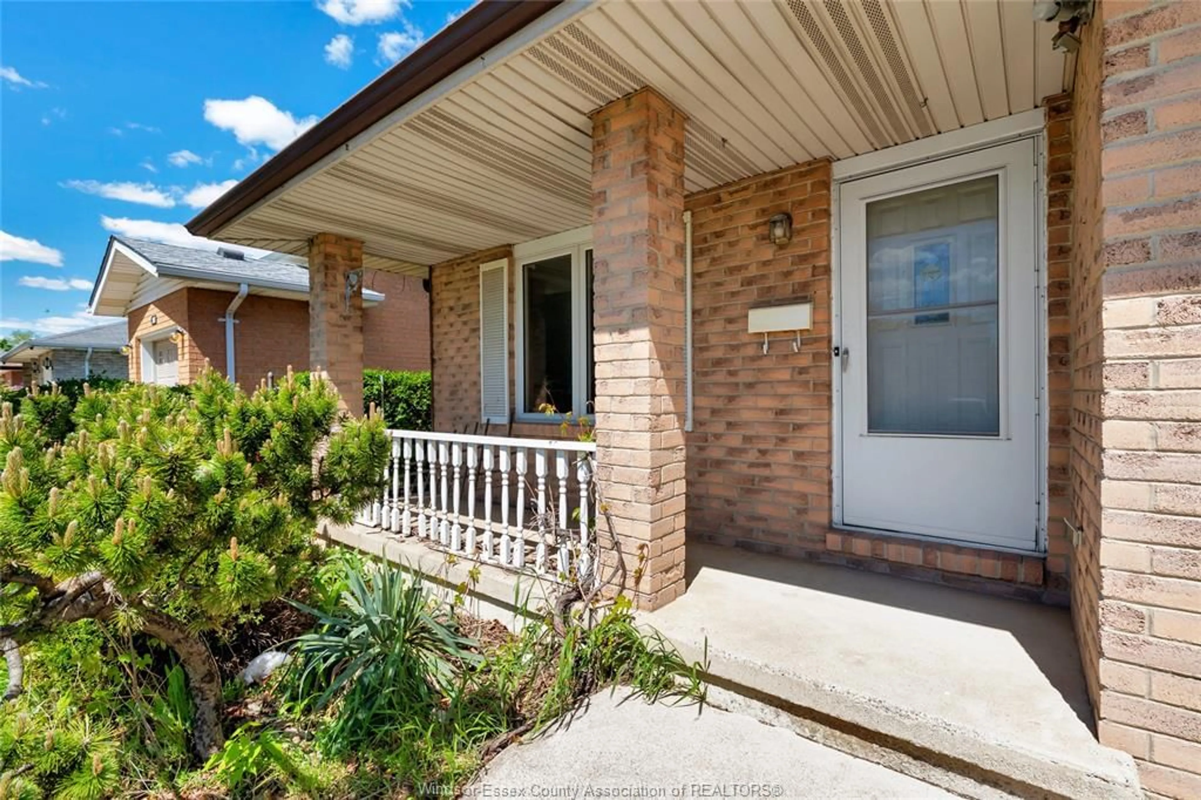 Home with brick exterior material, street for 1042 BROOKVIEW CRESCENT, Windsor Ontario N8W 5H3