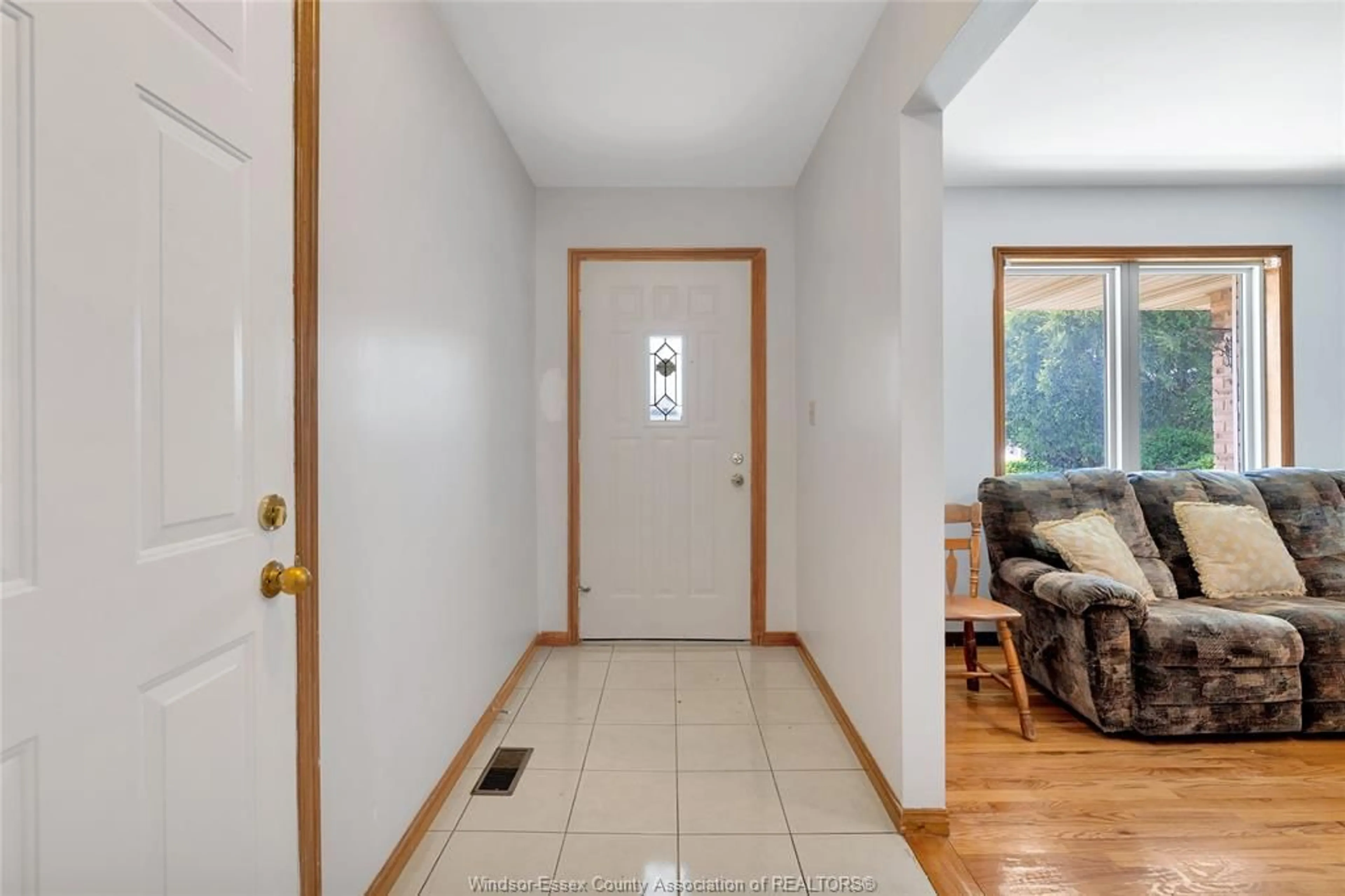Indoor entryway for 1042 BROOKVIEW CRESCENT, Windsor Ontario N8W 5H3
