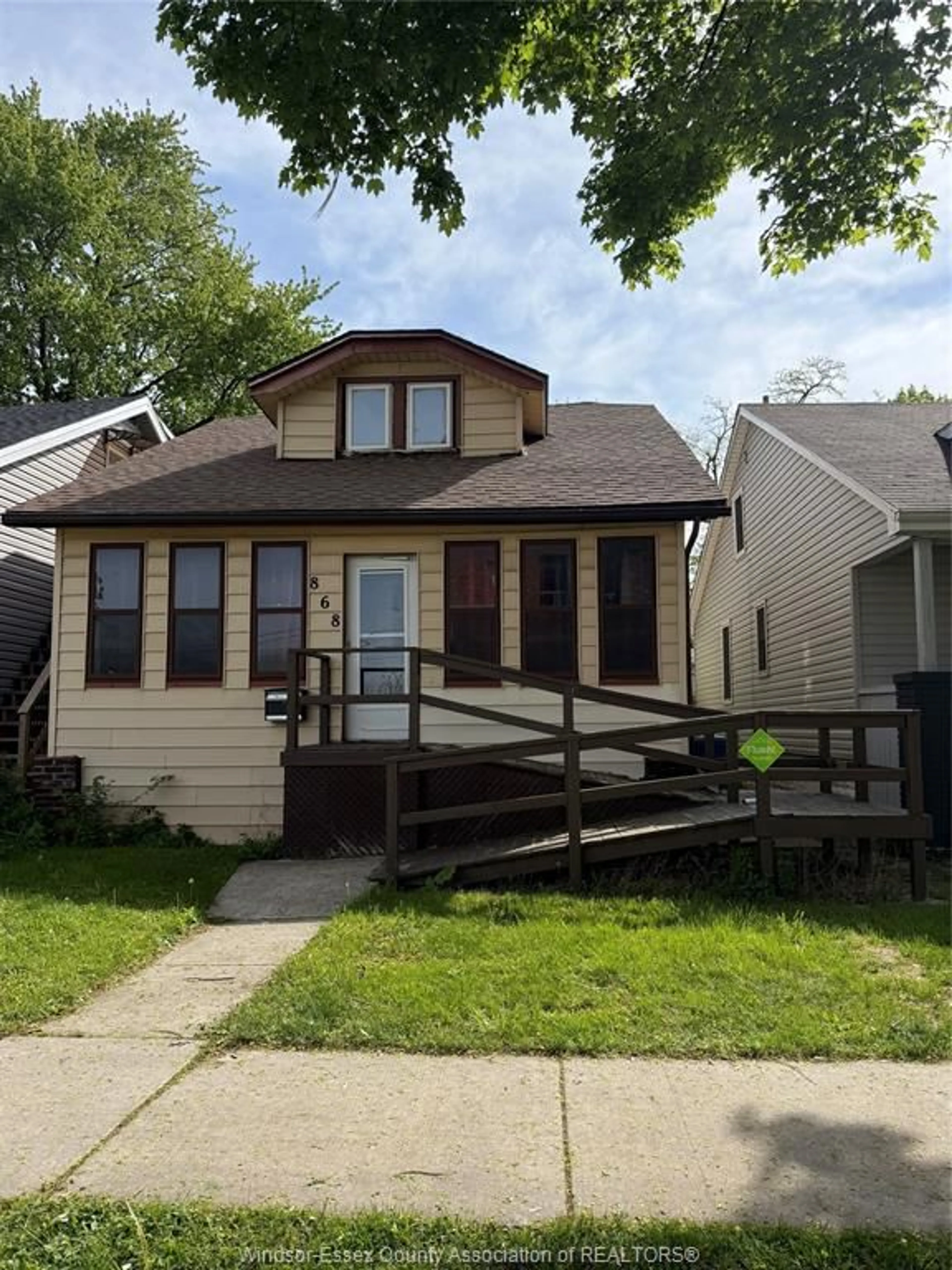 Home with vinyl exterior material, street for 868 JANETTE Ave, Windsor Ontario N9A 4Z0