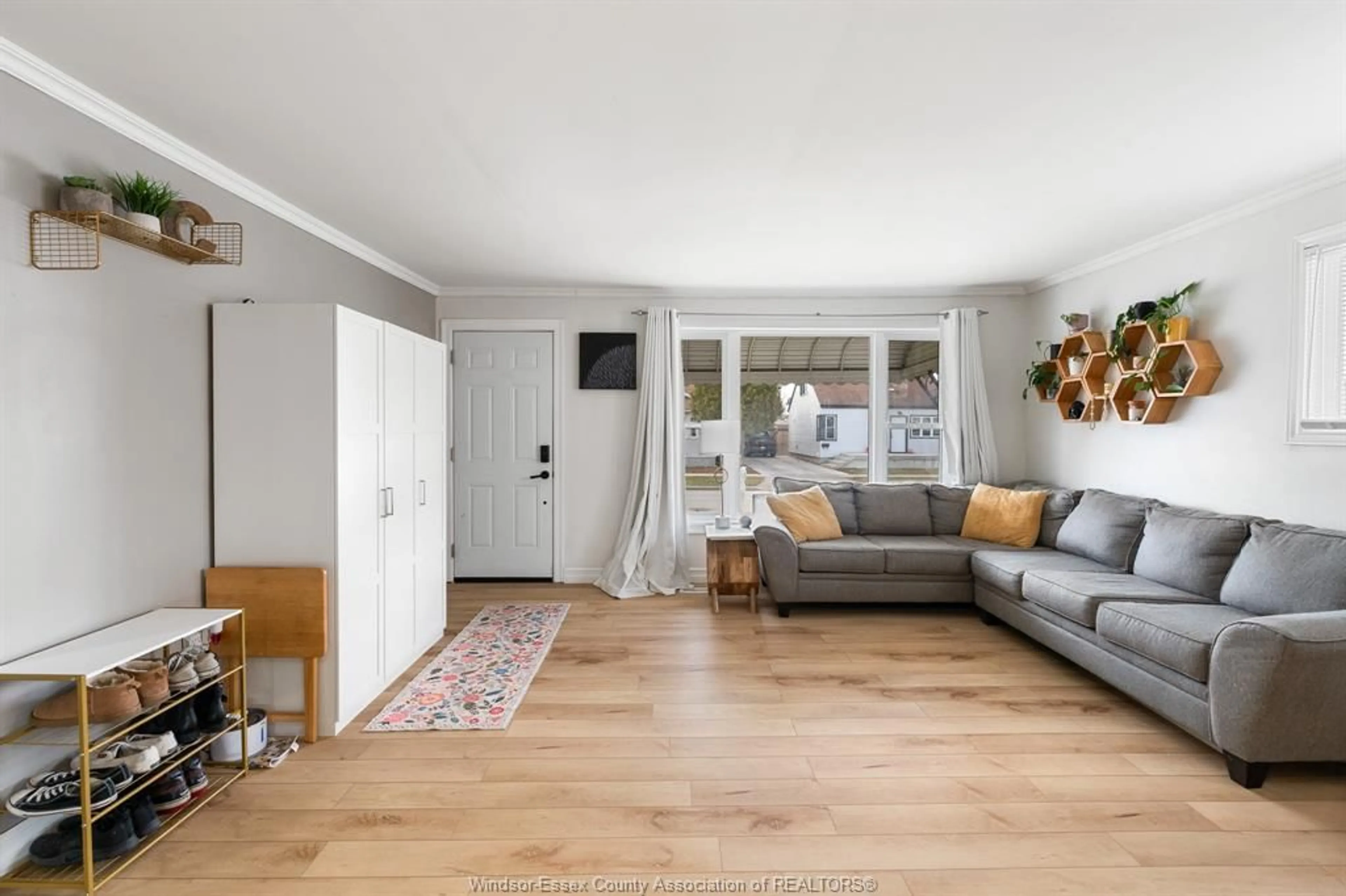 Living room with furniture, wood/laminate floor for 1522 WESTCOTT, Windsor Ontario N8Y 4C6