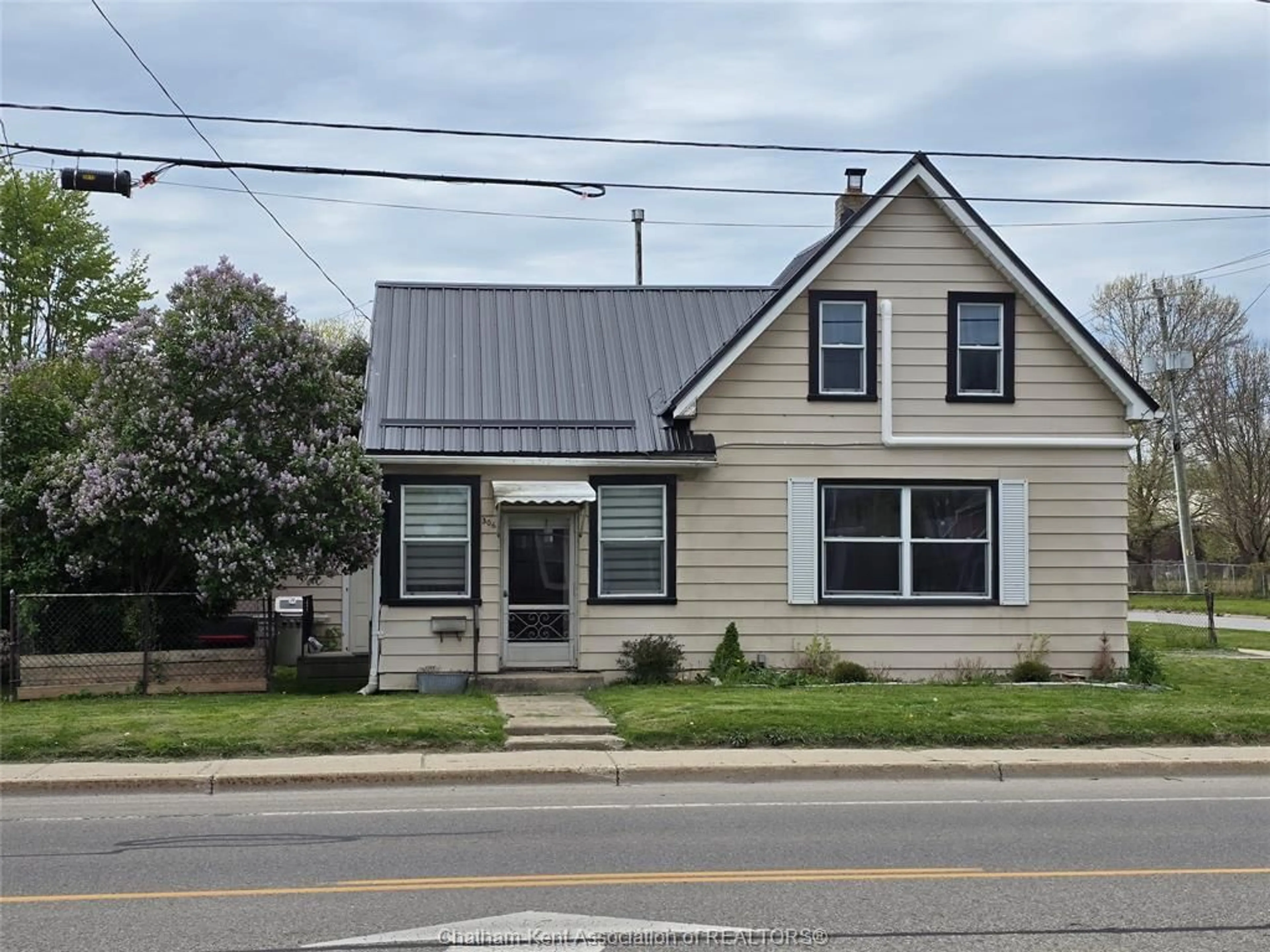 Home with vinyl exterior material, street for 306 Murray St, Wallaceburg Ontario N8A 1V4