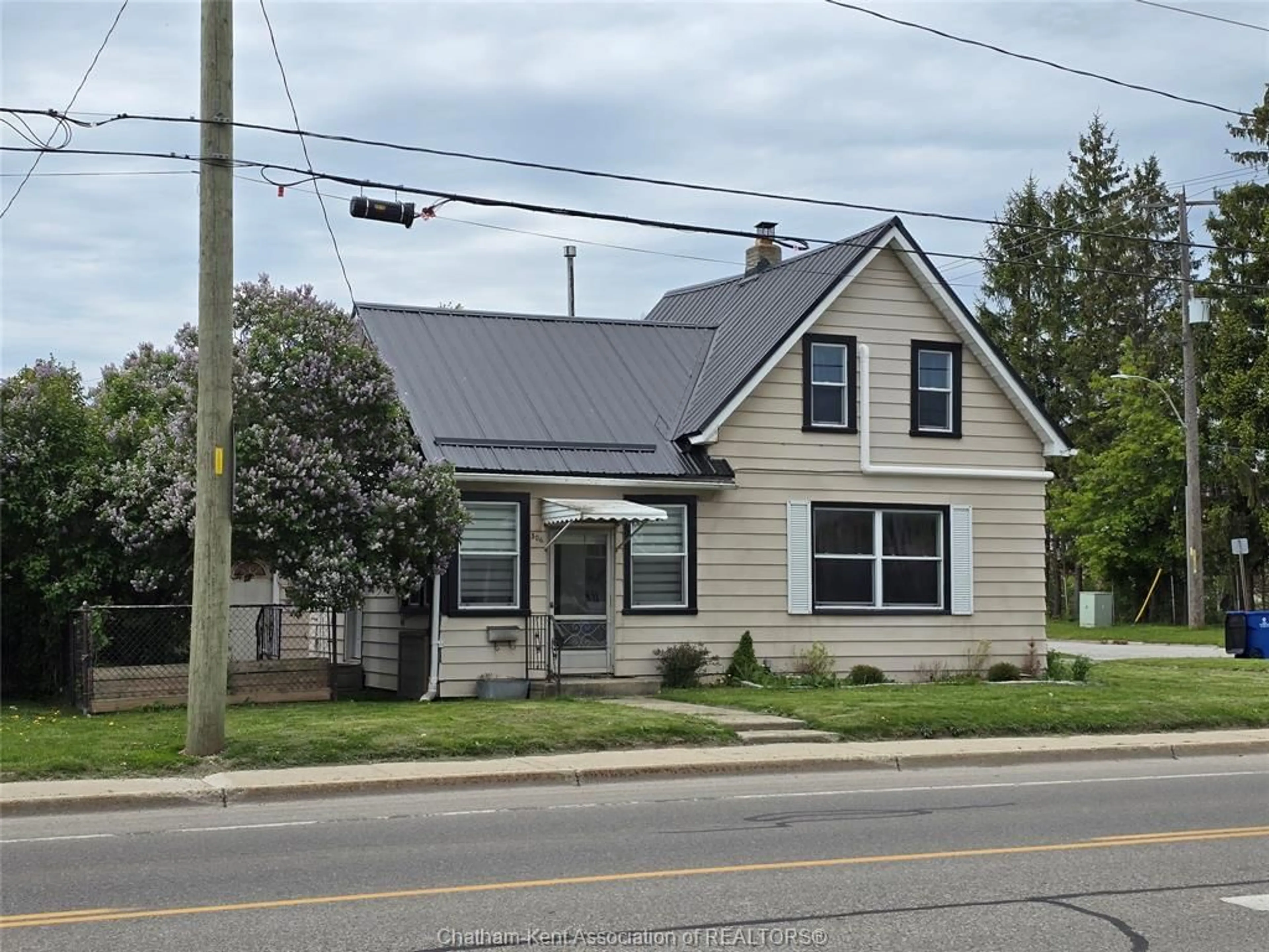 Home with vinyl exterior material, street for 306 Murray St, Wallaceburg Ontario N8A 1V4