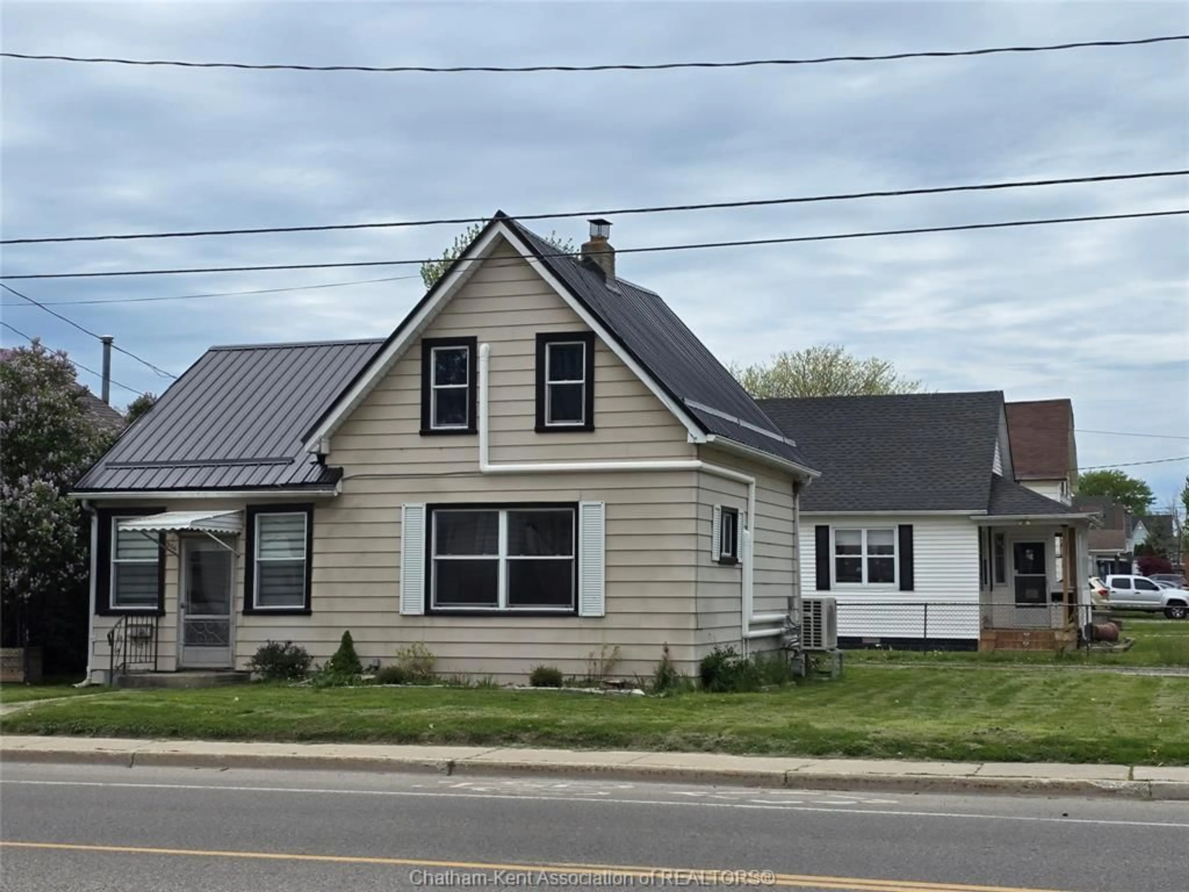 Home with vinyl exterior material, street for 306 Murray St, Wallaceburg Ontario N8A 1V4