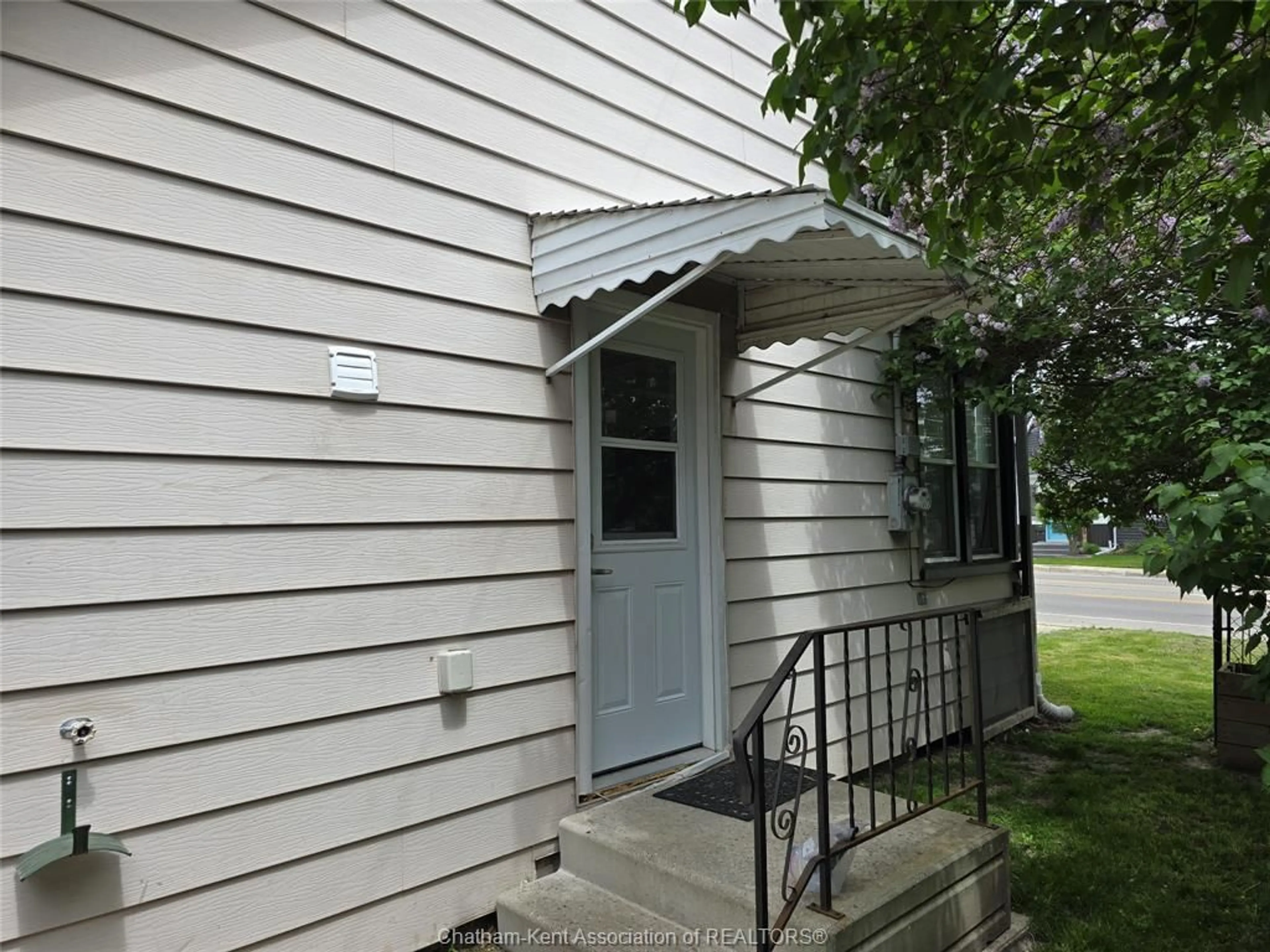 Home with vinyl exterior material, street for 306 Murray St, Wallaceburg Ontario N8A 1V4