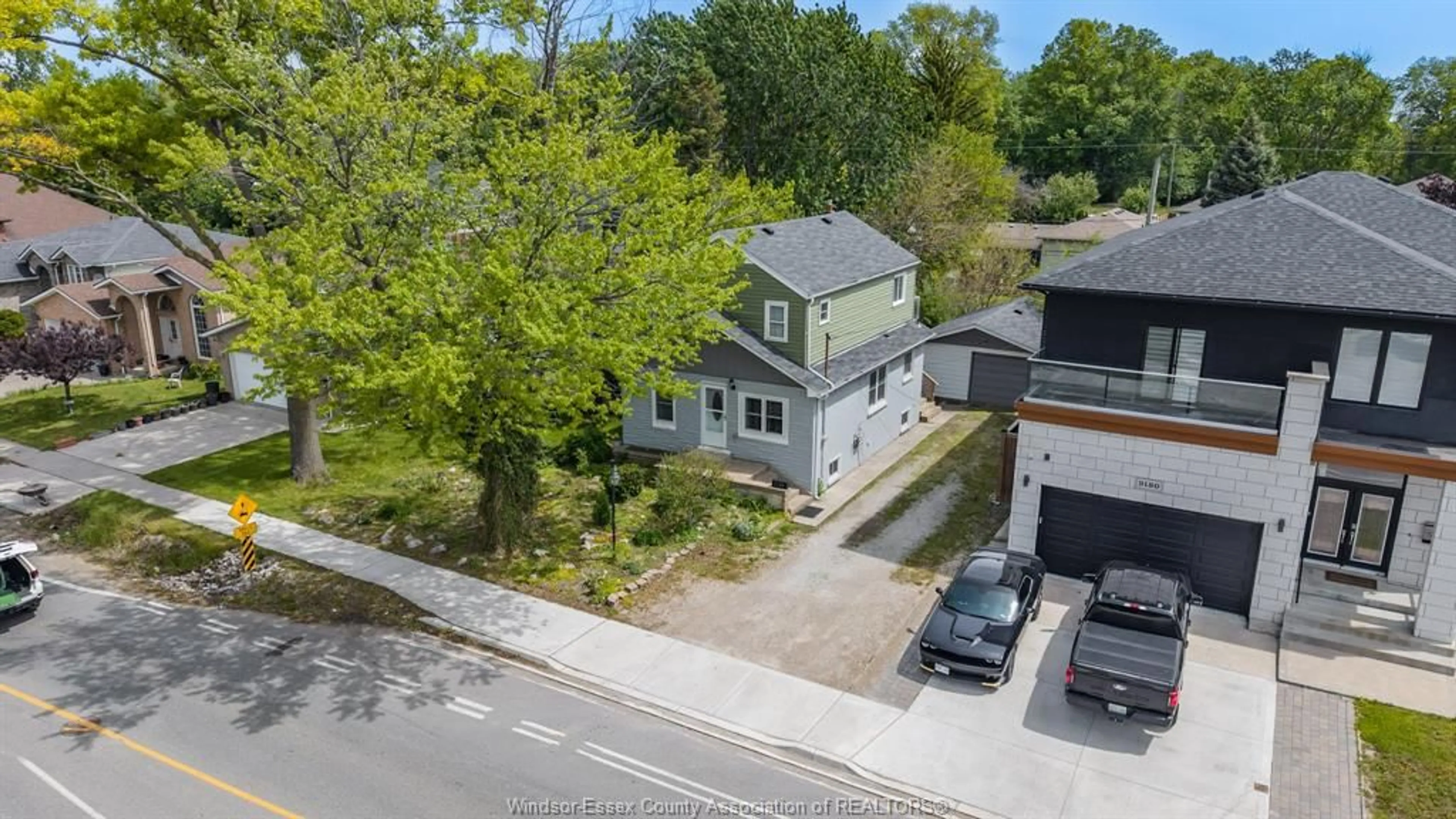 A pic from outside/outdoor area/front of a property/back of a property/a pic from drone, street for 2168 DOMINION Blvd, Windsor Ontario N9B 3H9