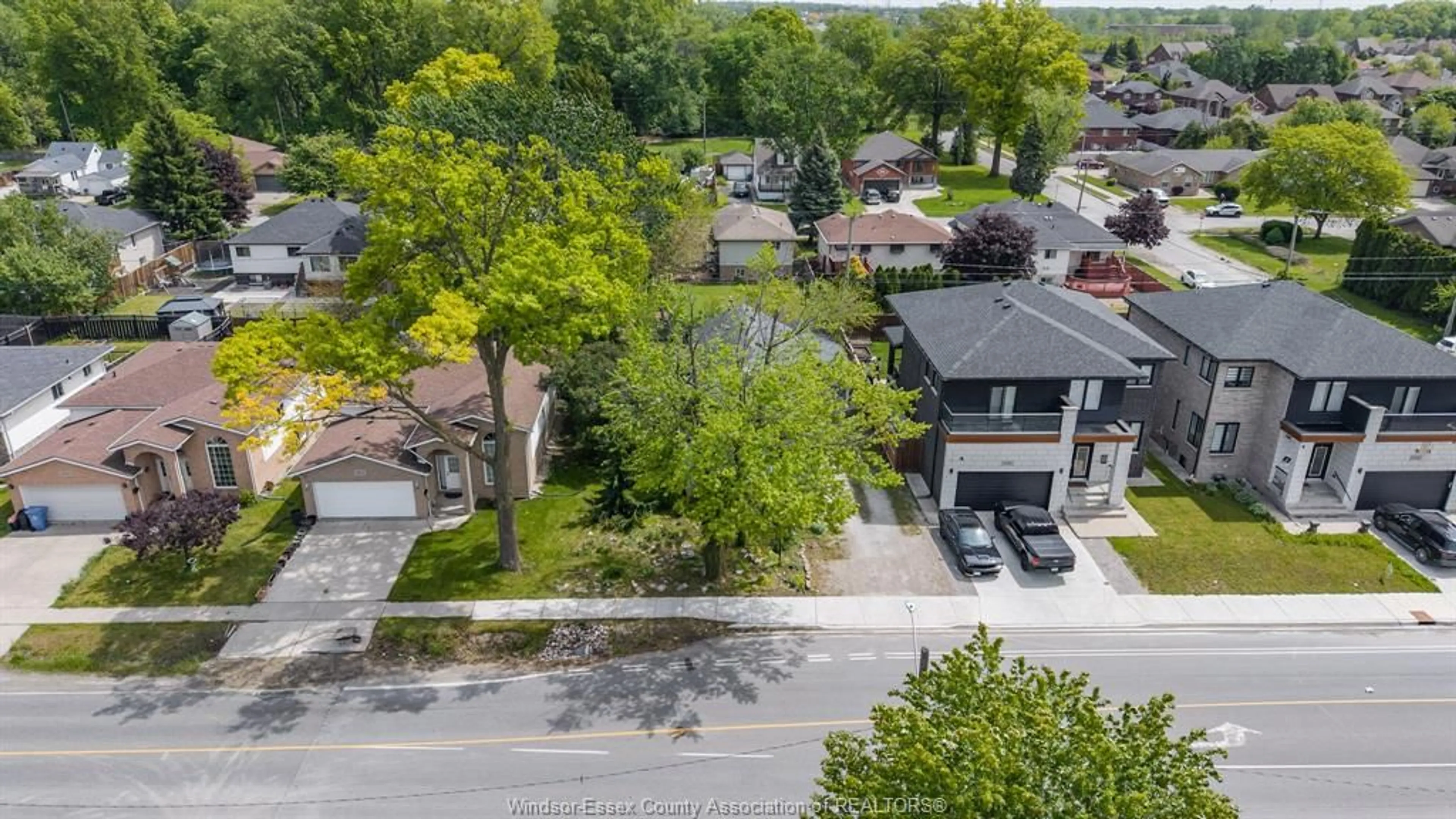 A pic from outside/outdoor area/front of a property/back of a property/a pic from drone, street for 2168 DOMINION Blvd, Windsor Ontario N9B 3H9