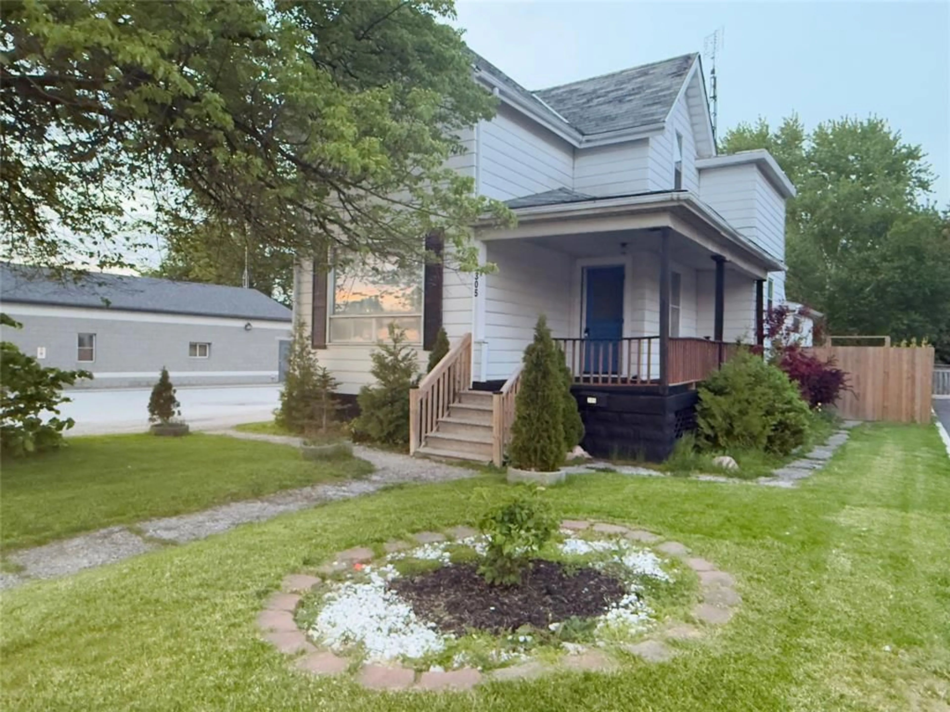 A pic from outside/outdoor area/front of a property/back of a property/a pic from drone, street for 305 ST CLAIR St, Chatham Ontario N7L 3J8
