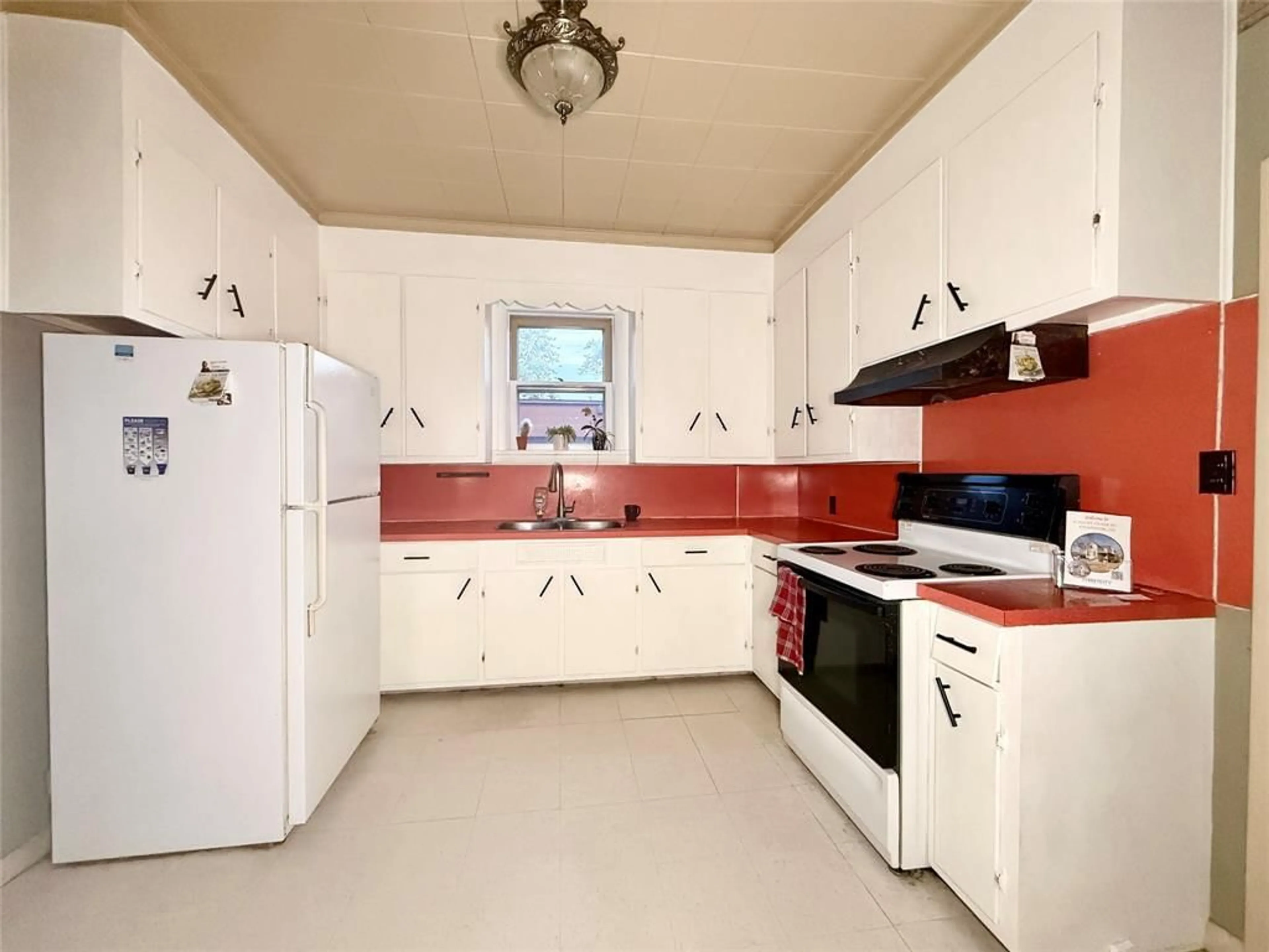 Standard kitchen, ceramic/tile floor for 305 ST CLAIR St, Chatham Ontario N7L 3J8