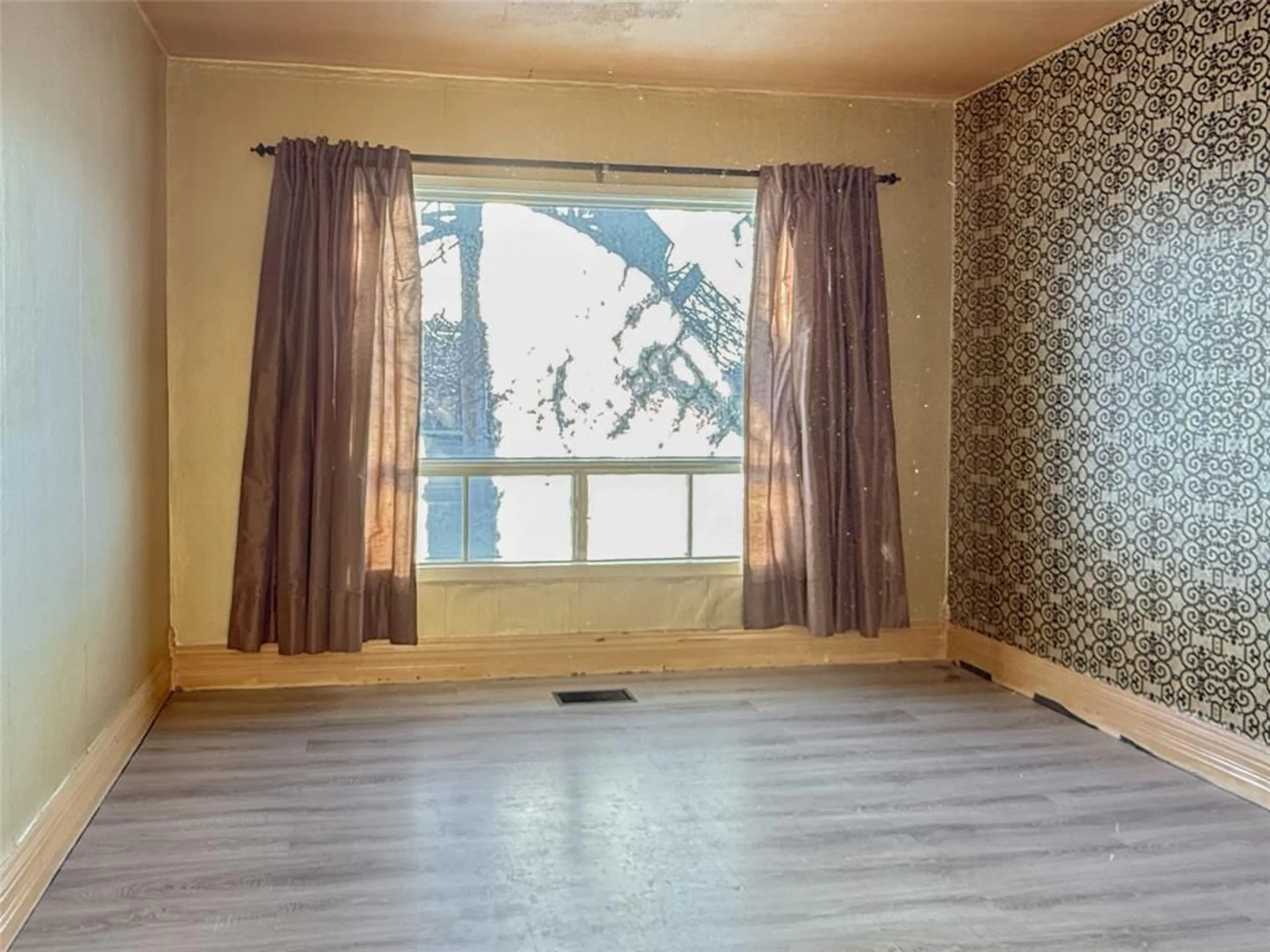 A pic of a room for 305 ST CLAIR St, Chatham Ontario N7L 3J8