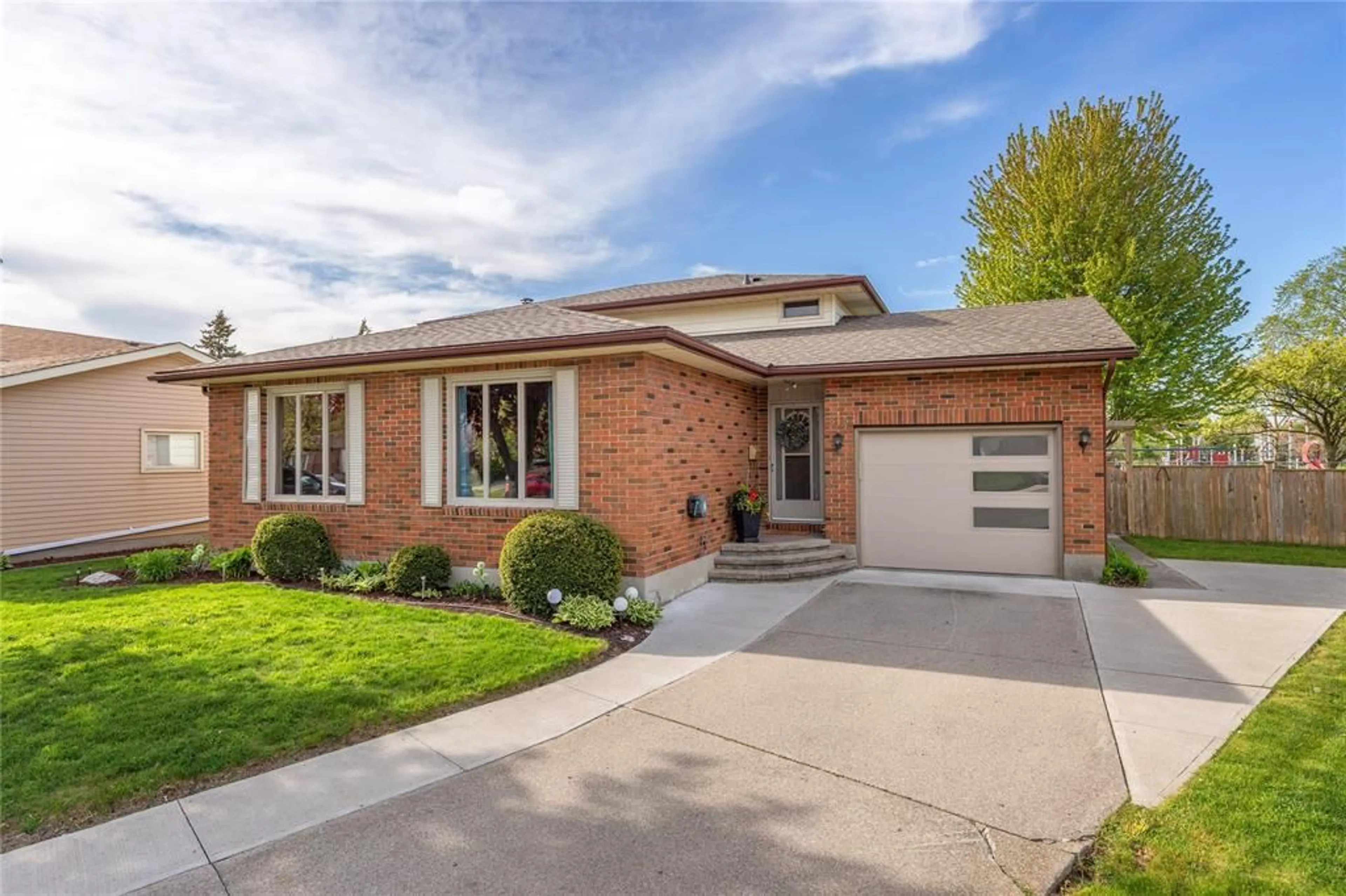Home with brick exterior material, street for 315 OAKLEA Crt, Sarnia Ontario N7S 5Y9