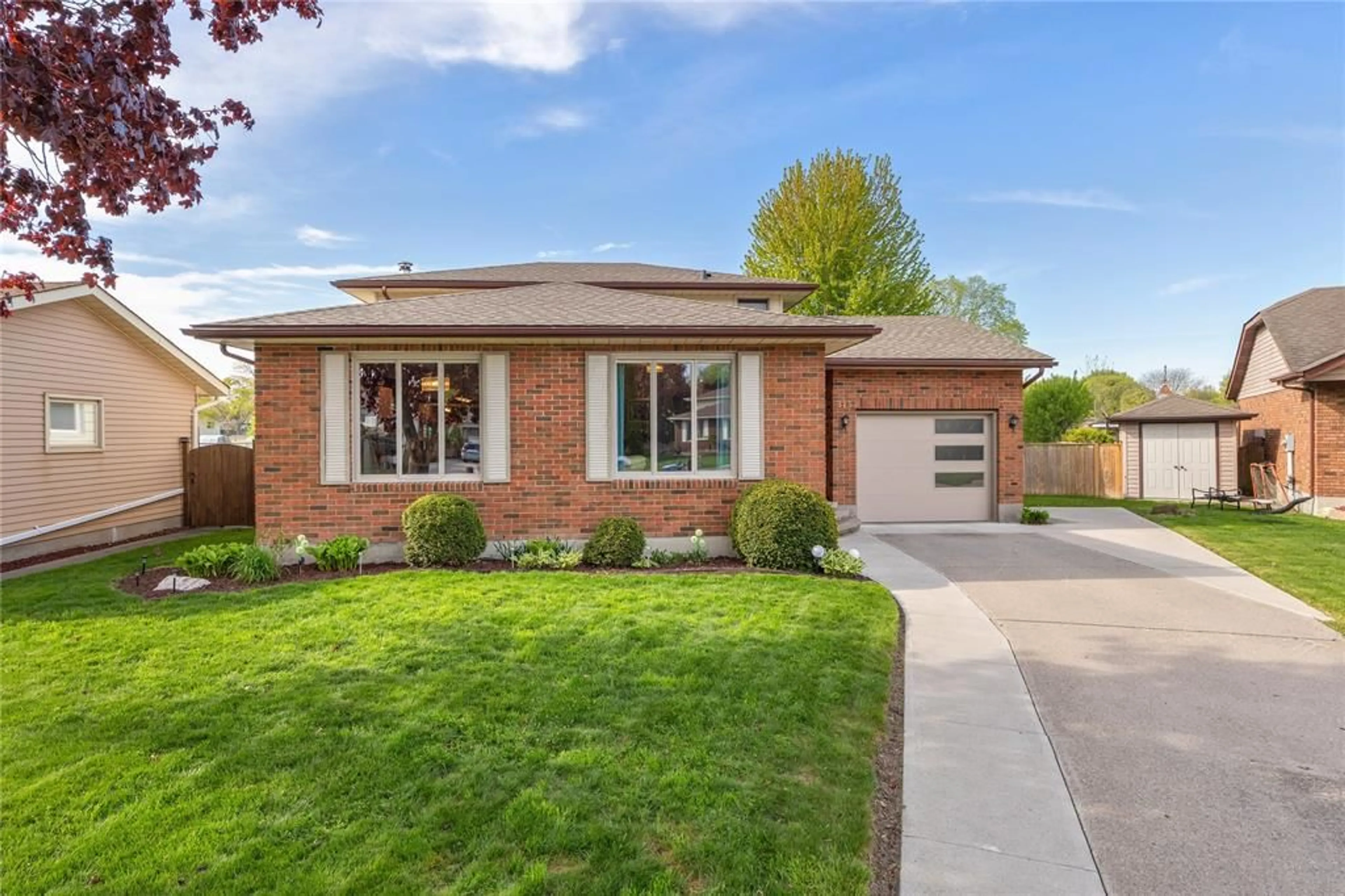 Home with brick exterior material, street for 315 OAKLEA Crt, Sarnia Ontario N7S 5Y9