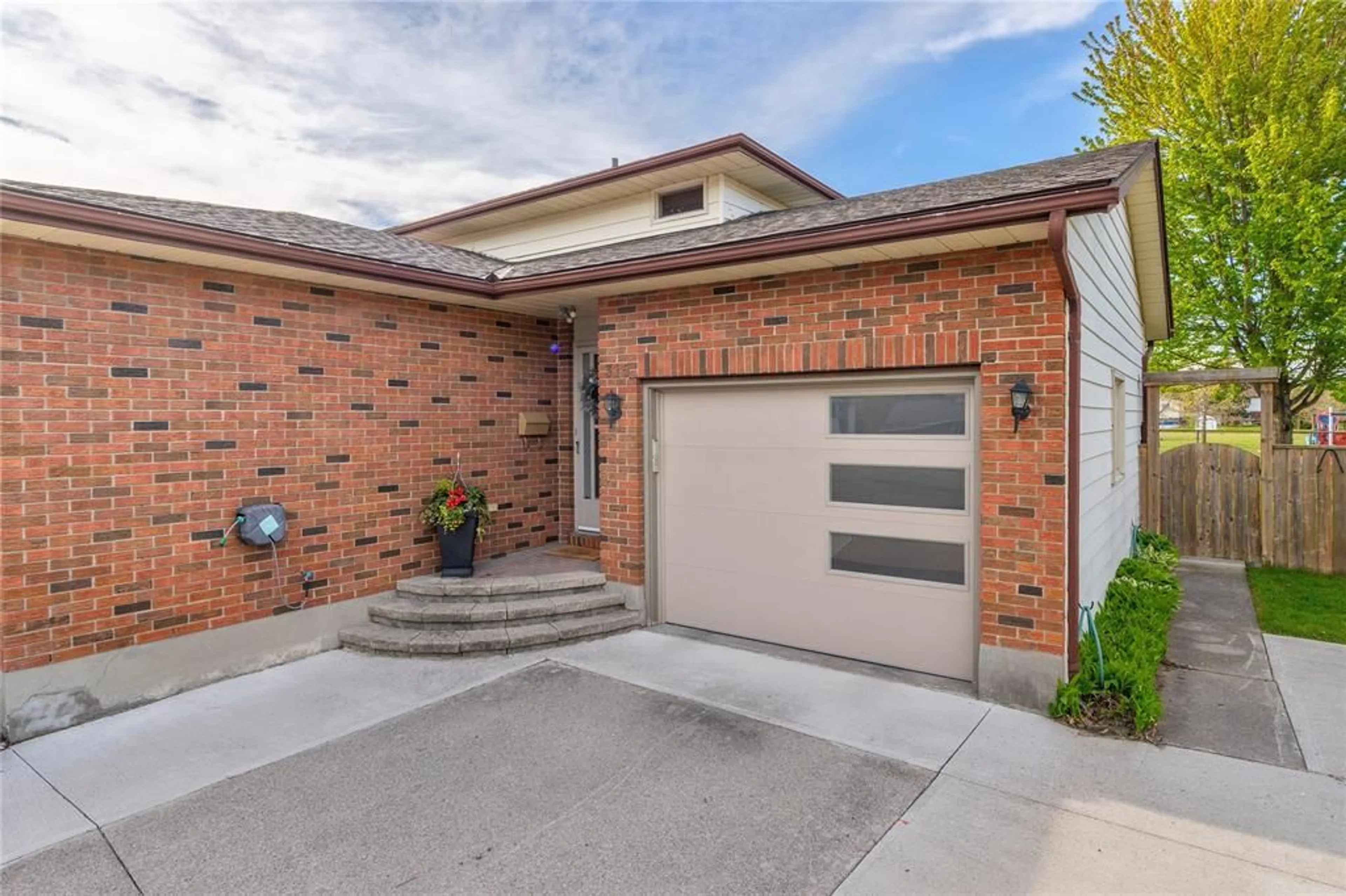 Home with brick exterior material, street for 315 OAKLEA Crt, Sarnia Ontario N7S 5Y9