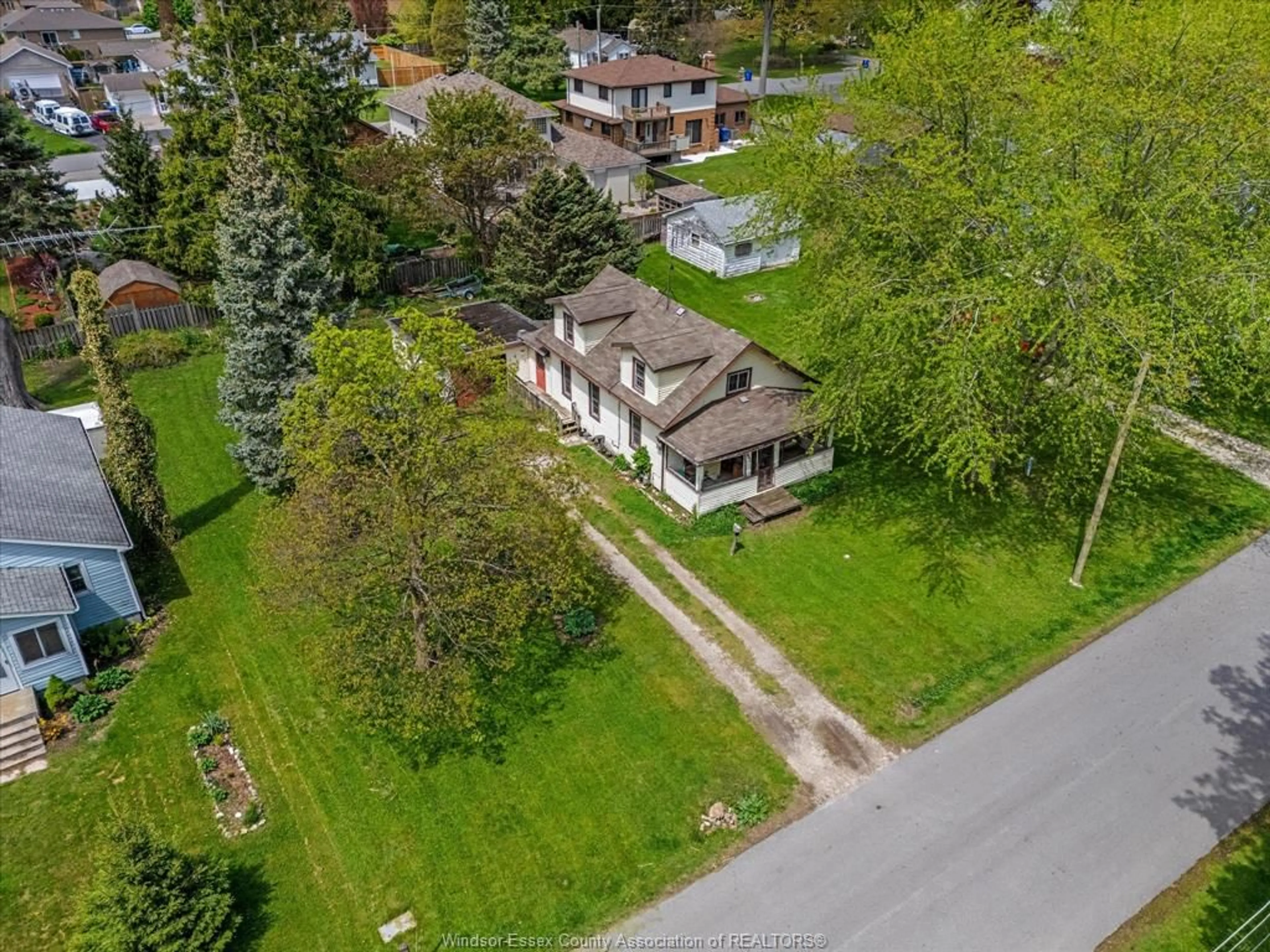 A pic from outside/outdoor area/front of a property/back of a property/a pic from drone, street for 863 Erie Ave, Kingsville Ontario N9Y 3C9