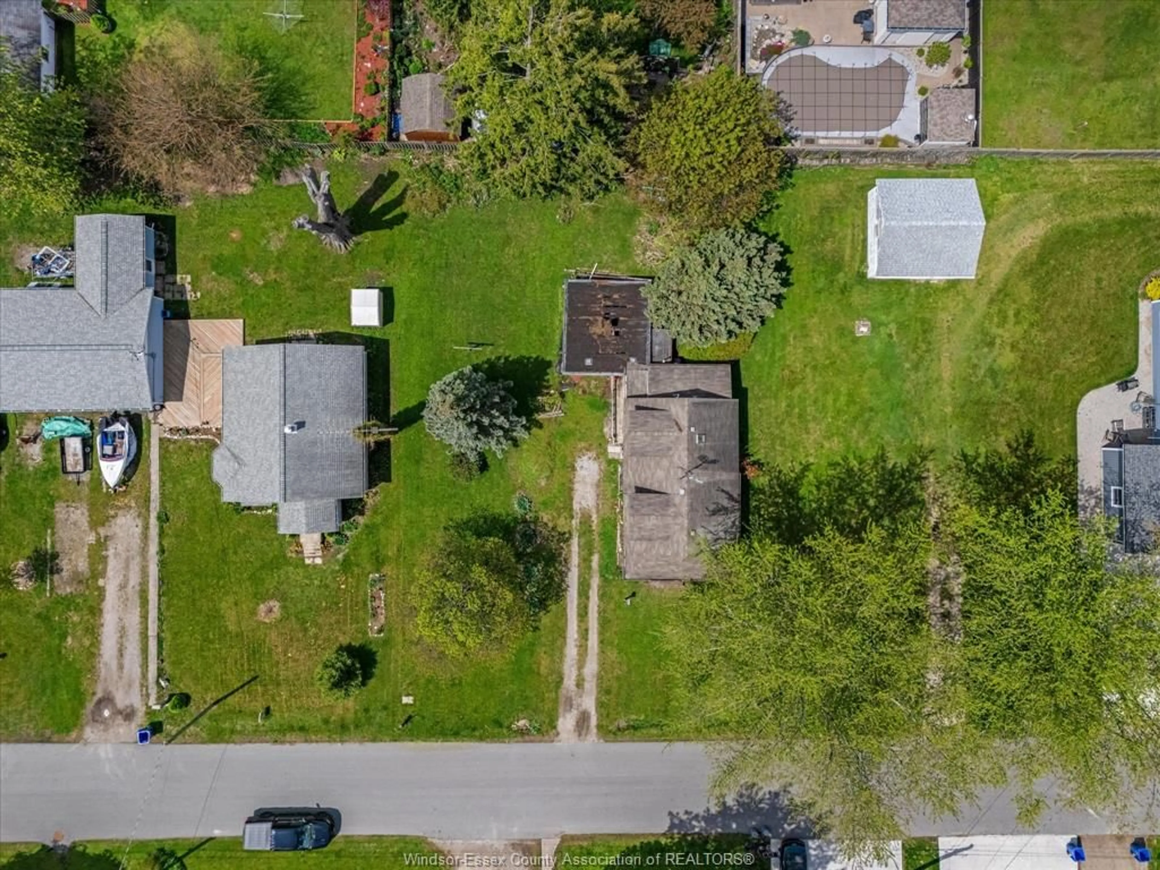 A pic from outside/outdoor area/front of a property/back of a property/a pic from drone, street for 863 Erie Ave, Kingsville Ontario N9Y 3C9