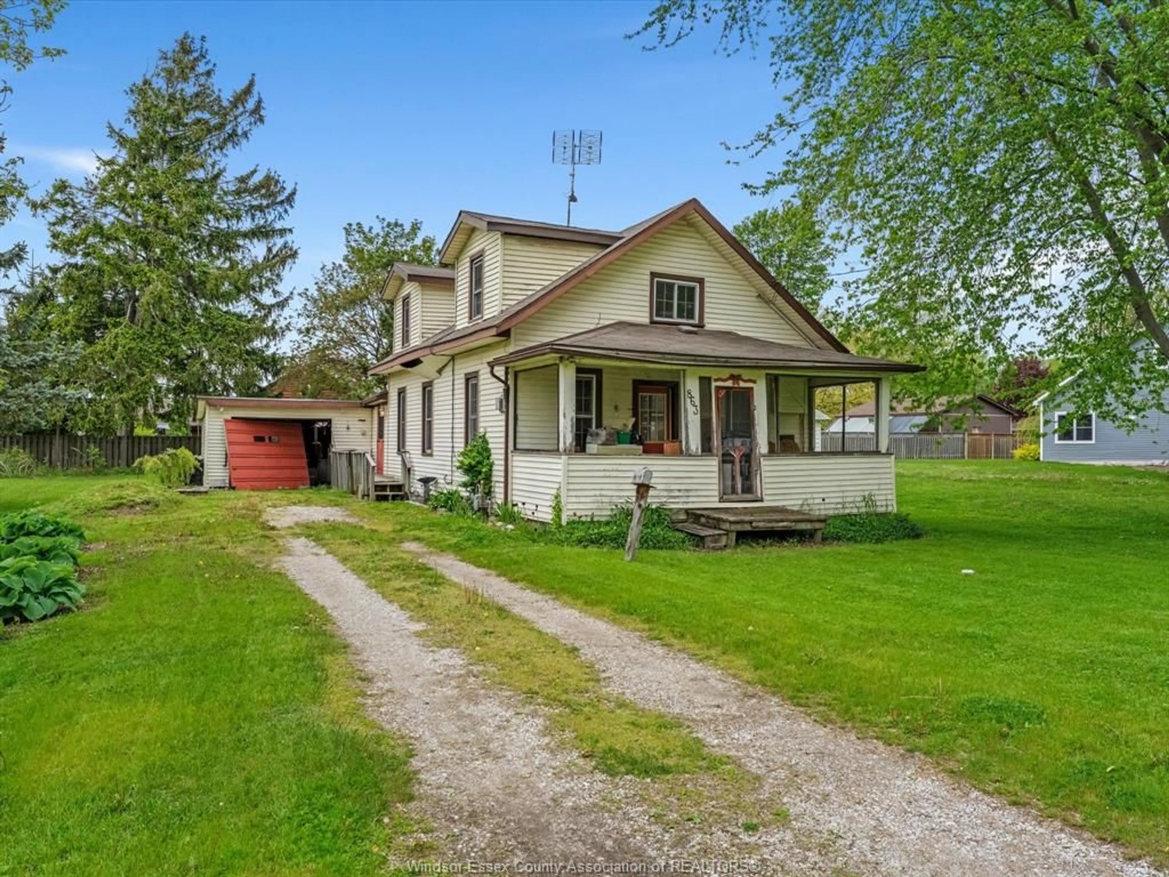 A pic from outside/outdoor area/front of a property/back of a property/a pic from drone, street for 863 Erie Ave, Kingsville Ontario N9Y 3C9