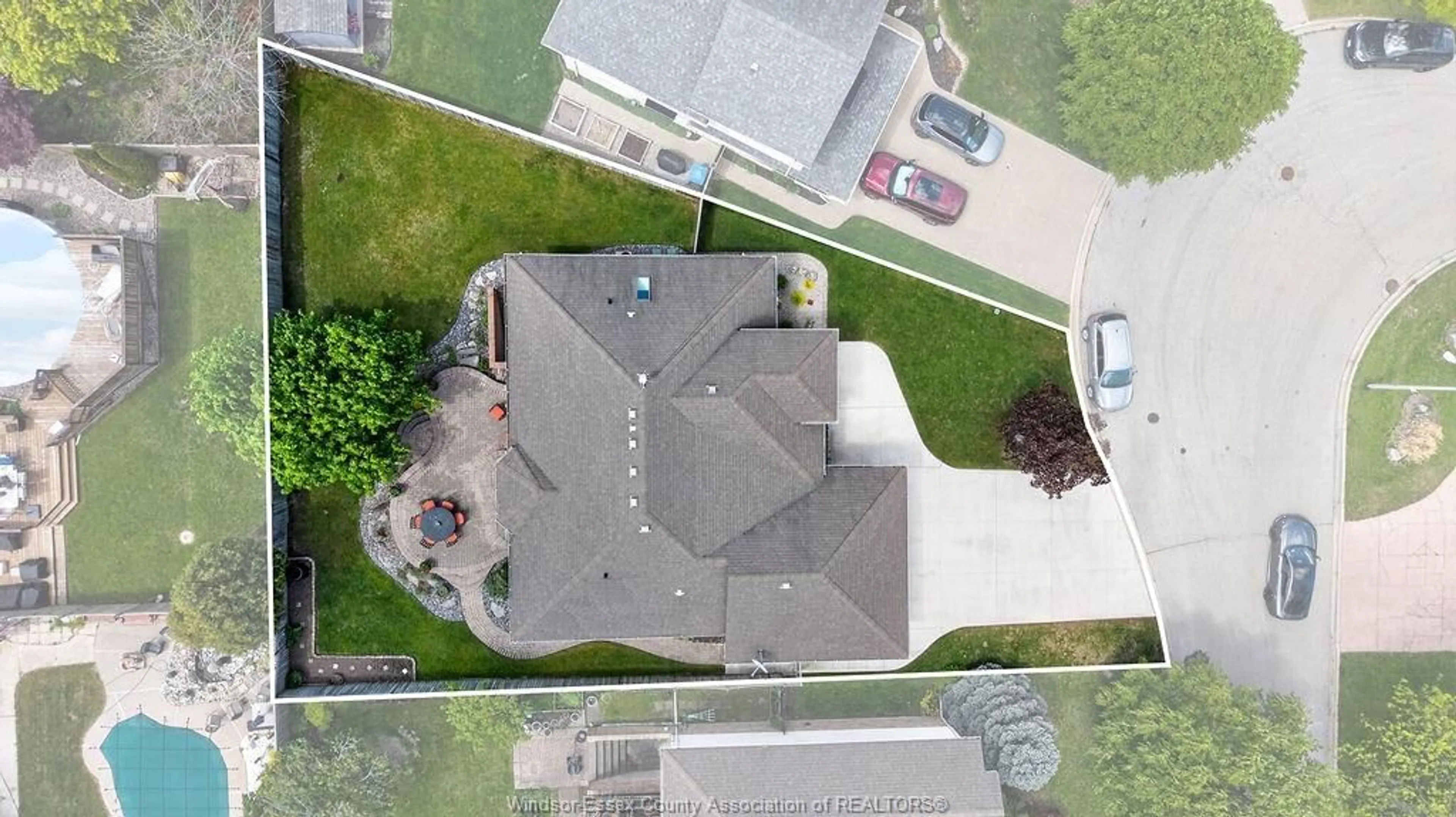 A pic from outside/outdoor area/front of a property/back of a property/a pic from drone, street for 4767 Shadetree, Windsor Ontario N9G 2T9