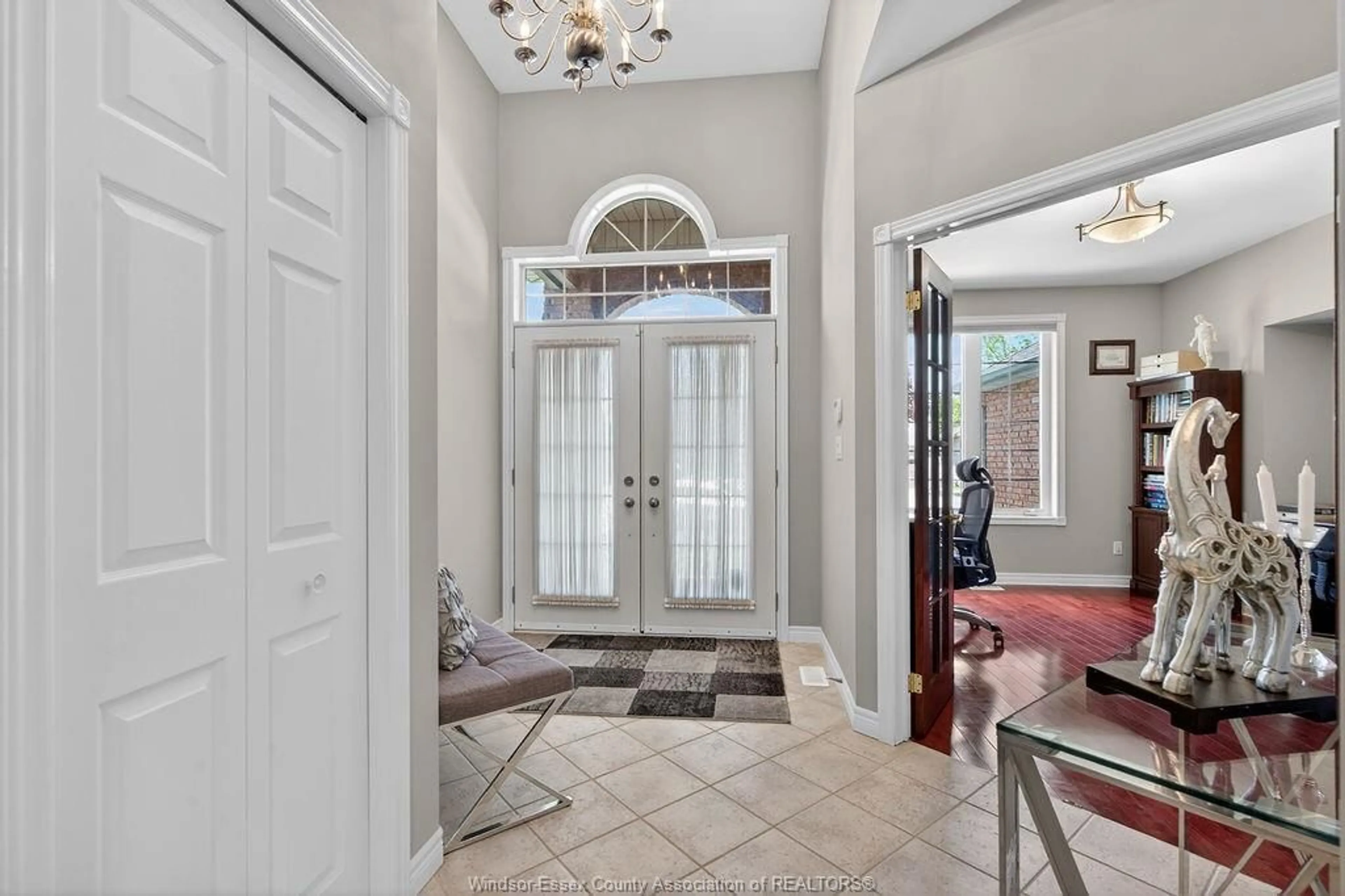 Indoor entryway for 4767 Shadetree, Windsor Ontario N9G 2T9