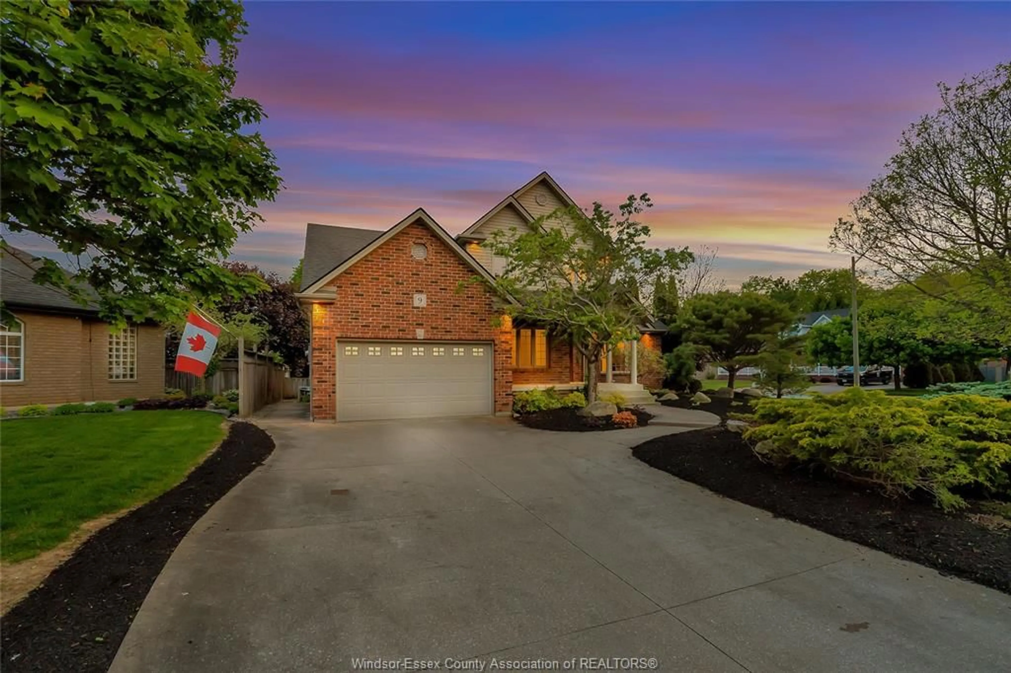 A pic from outside/outdoor area/front of a property/back of a property/a pic from drone, street for 9 Creekview Crt, Kingsville Ontario N9Y 4E5