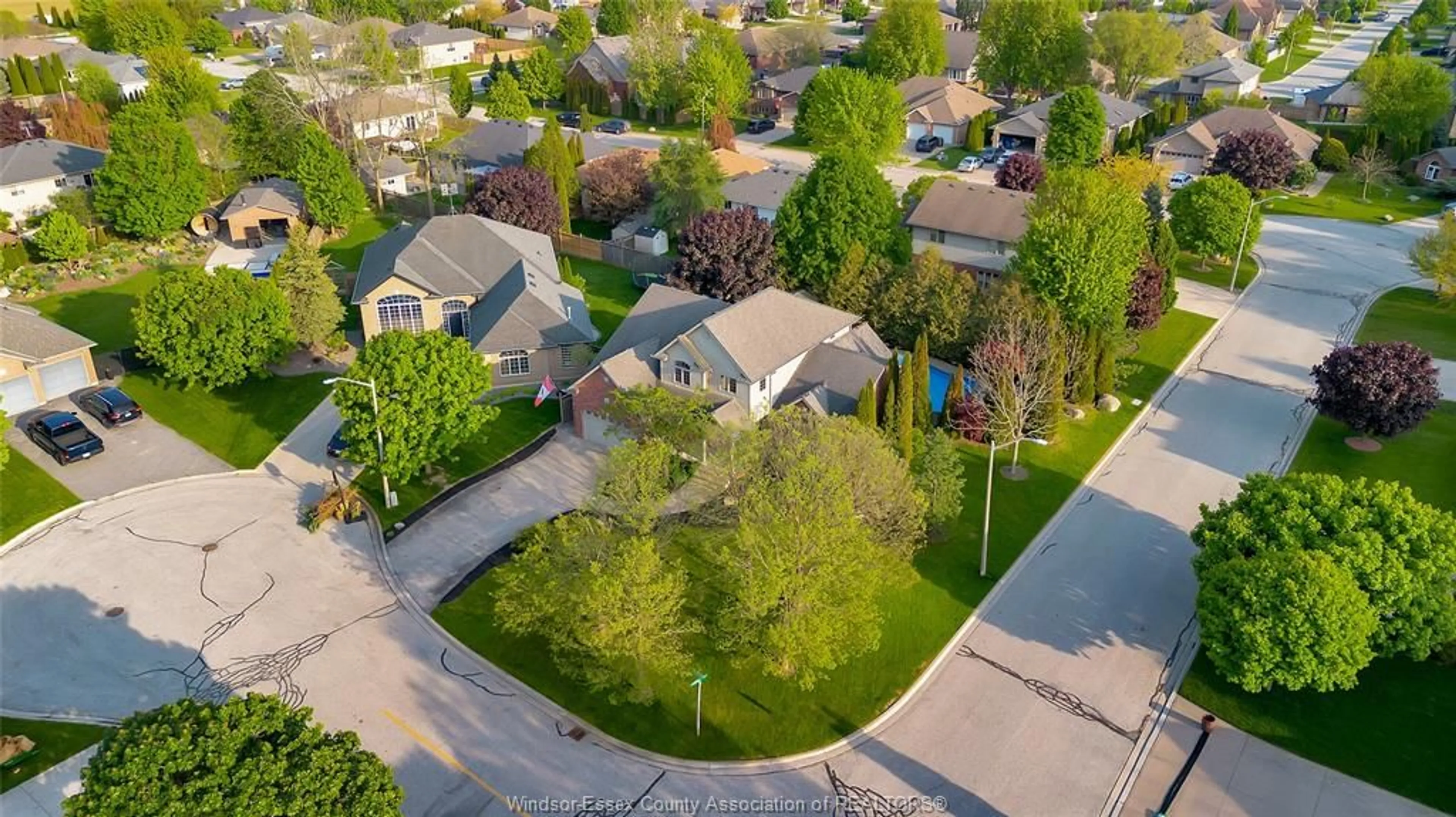 A pic from outside/outdoor area/front of a property/back of a property/a pic from drone, street for 9 Creekview Crt, Kingsville Ontario N9Y 4E5