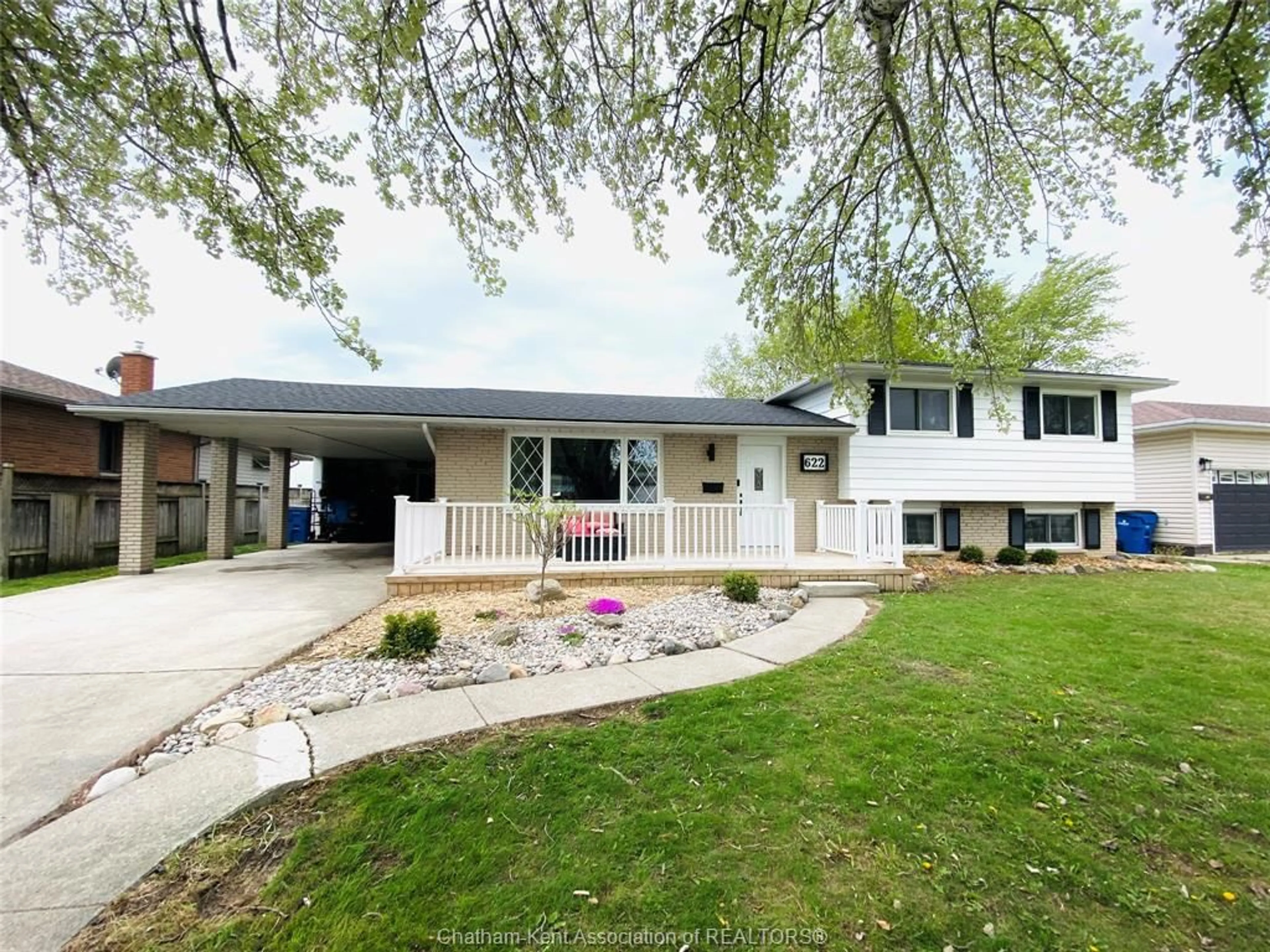 Home with vinyl exterior material, street for 622 Sandra Cres, Wallaceburg Ontario N8A 2C6