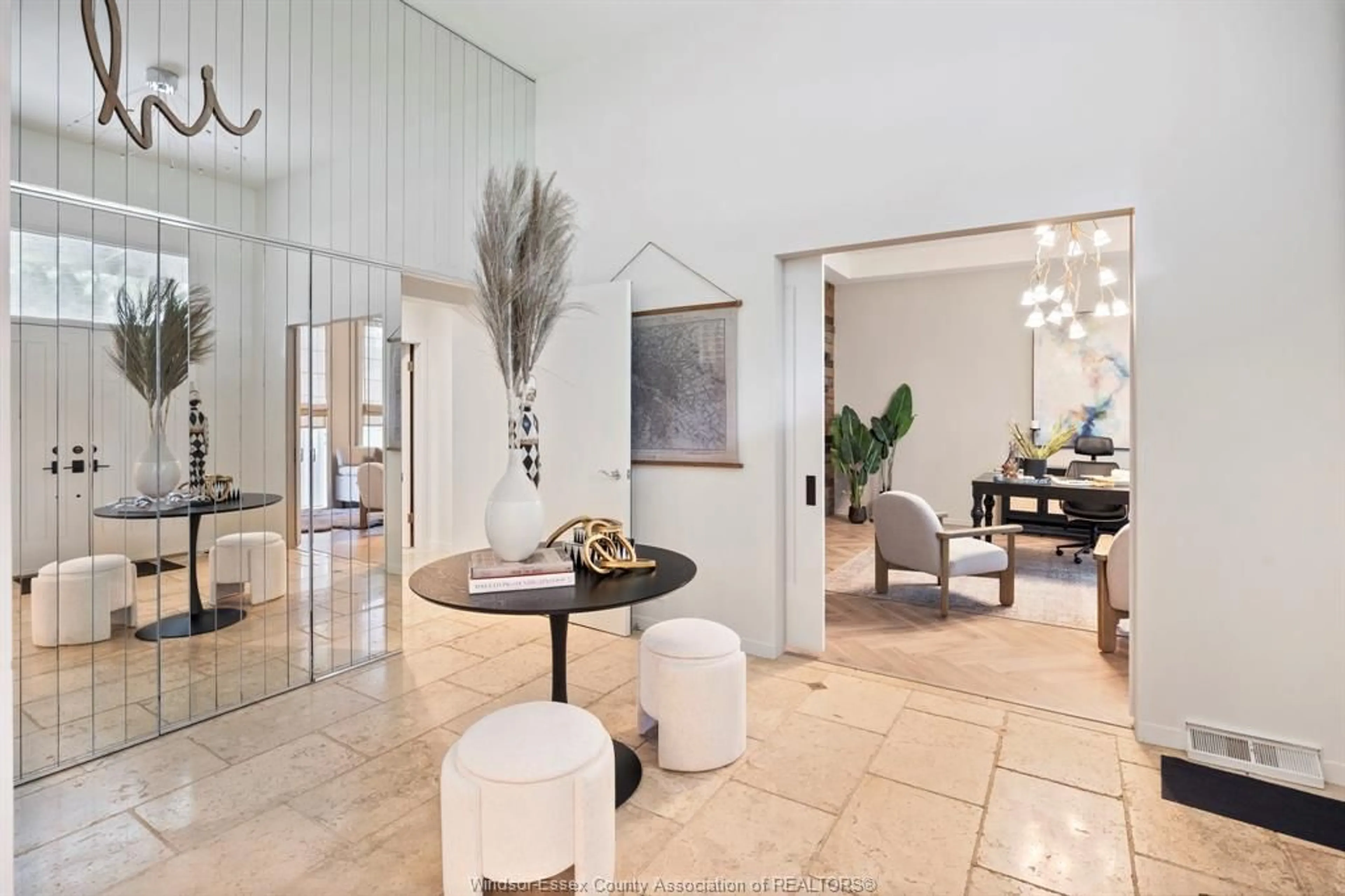 Indoor foyer for 3521 OUELLETTE, Windsor Ontario N9E 3M3