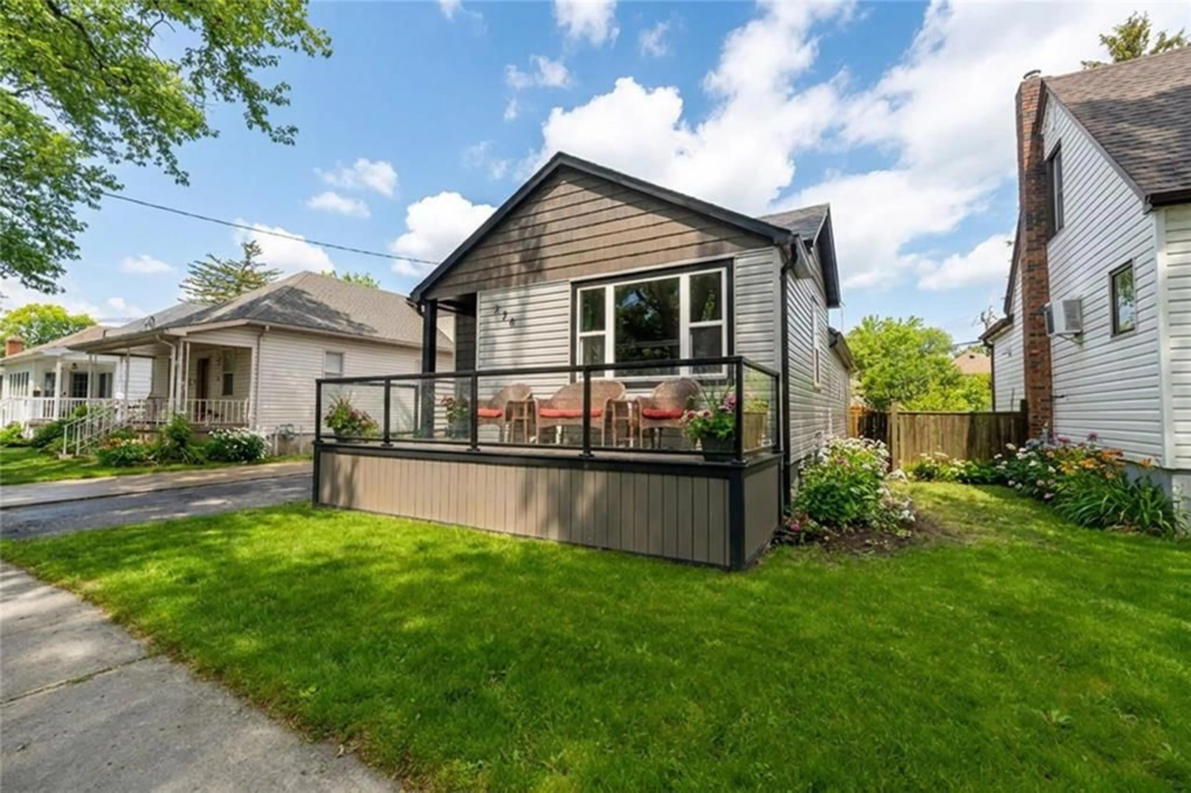 Home with vinyl exterior material, street for 278 Bright St, Sarnia Ontario N7T 4G1