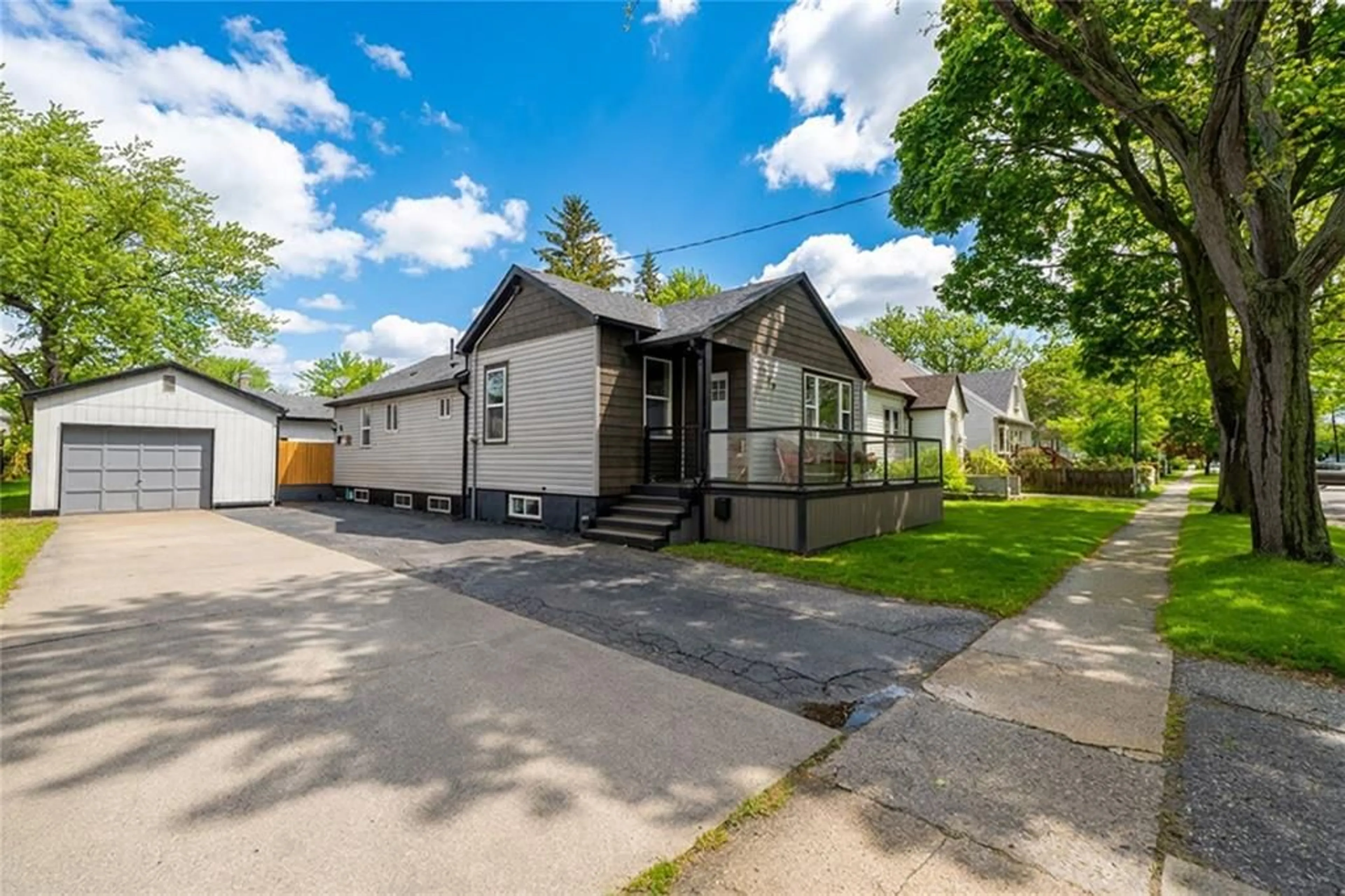 A pic from outside/outdoor area/front of a property/back of a property/a pic from drone, street for 278 Bright St, Sarnia Ontario N7T 4G1