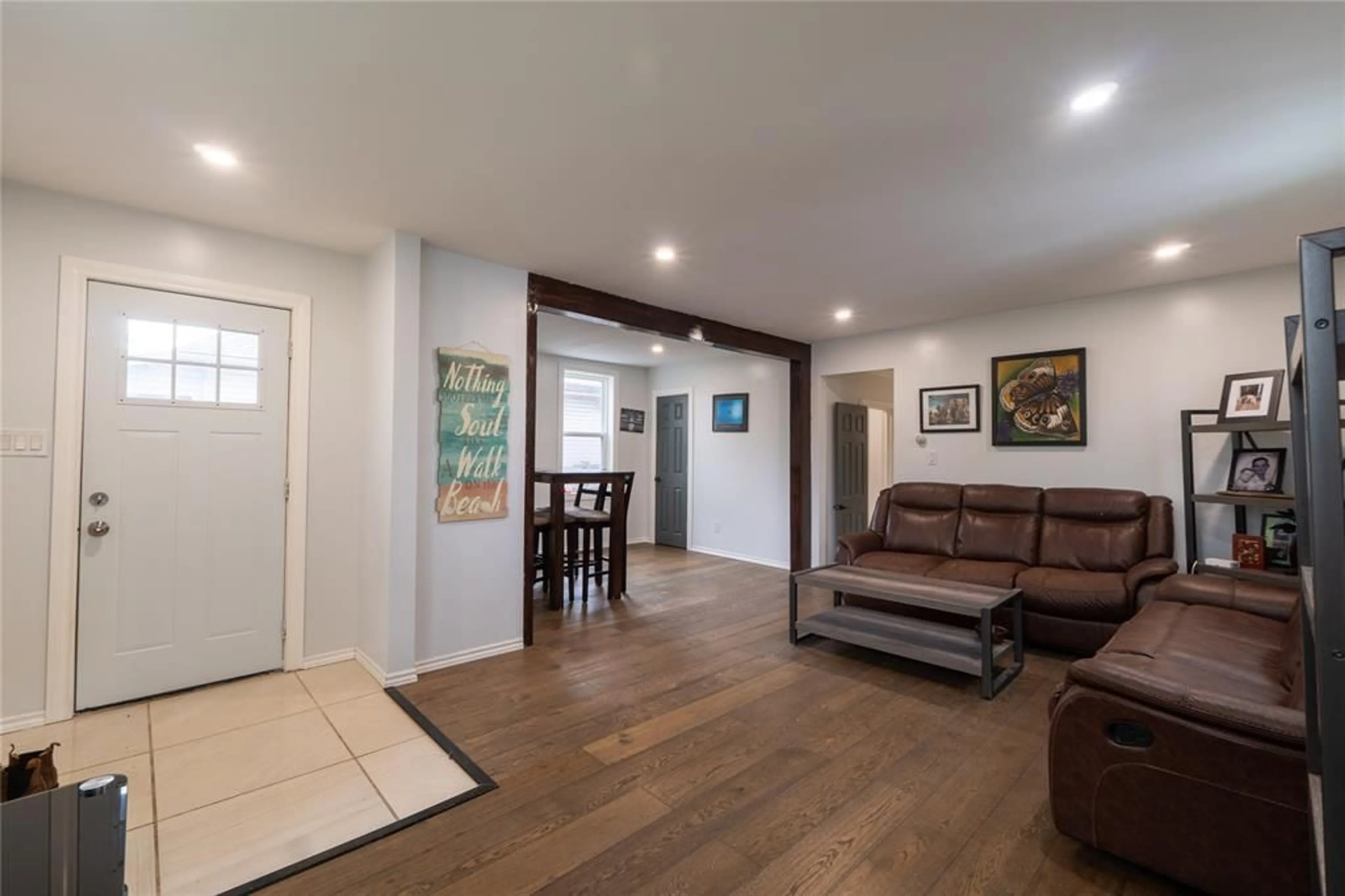 Indoor entryway for 278 Bright St, Sarnia Ontario N7T 4G1