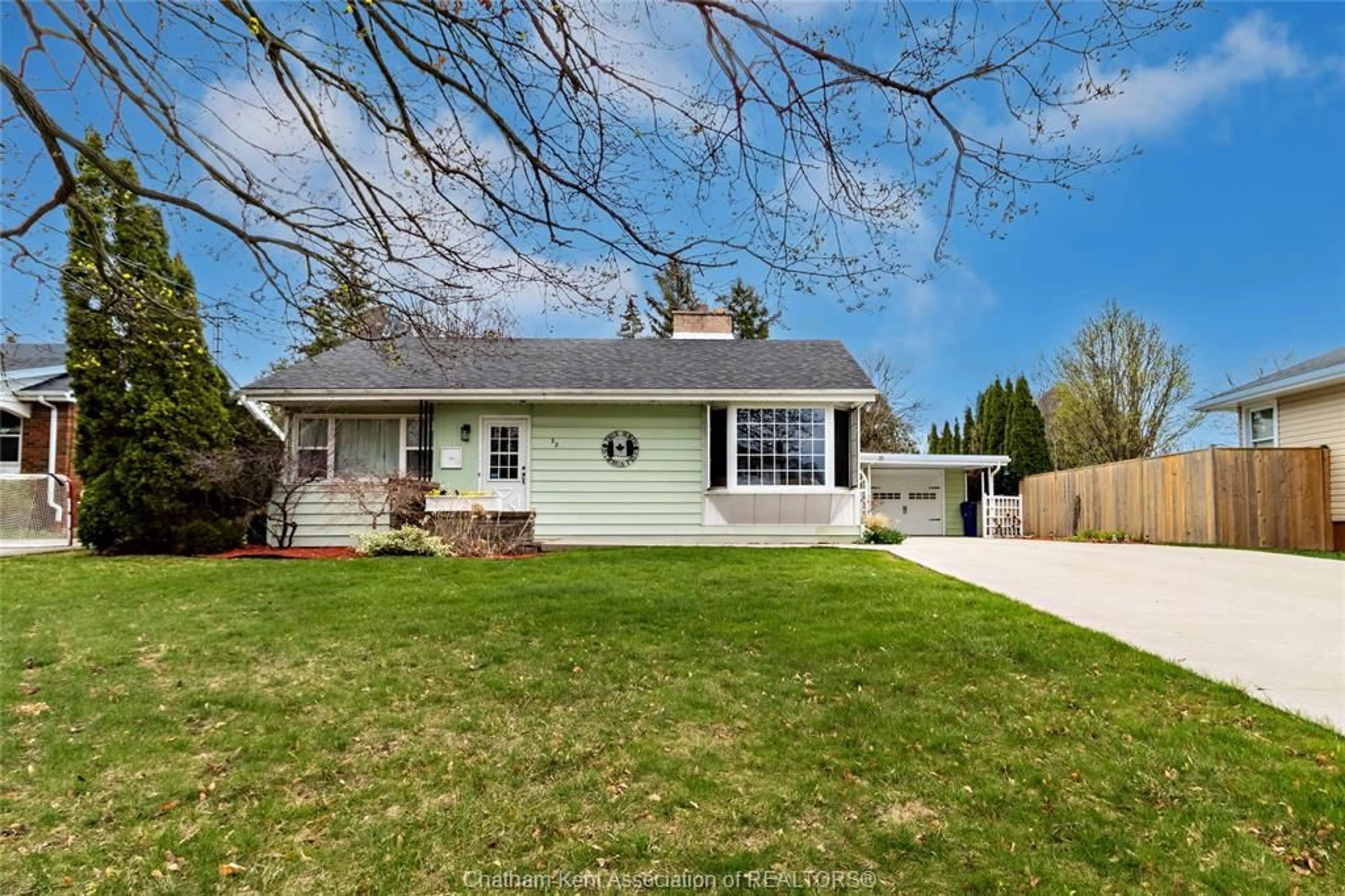 Home with vinyl exterior material, street for 32 MAPLE St, Chatham Ontario N7L 2E6