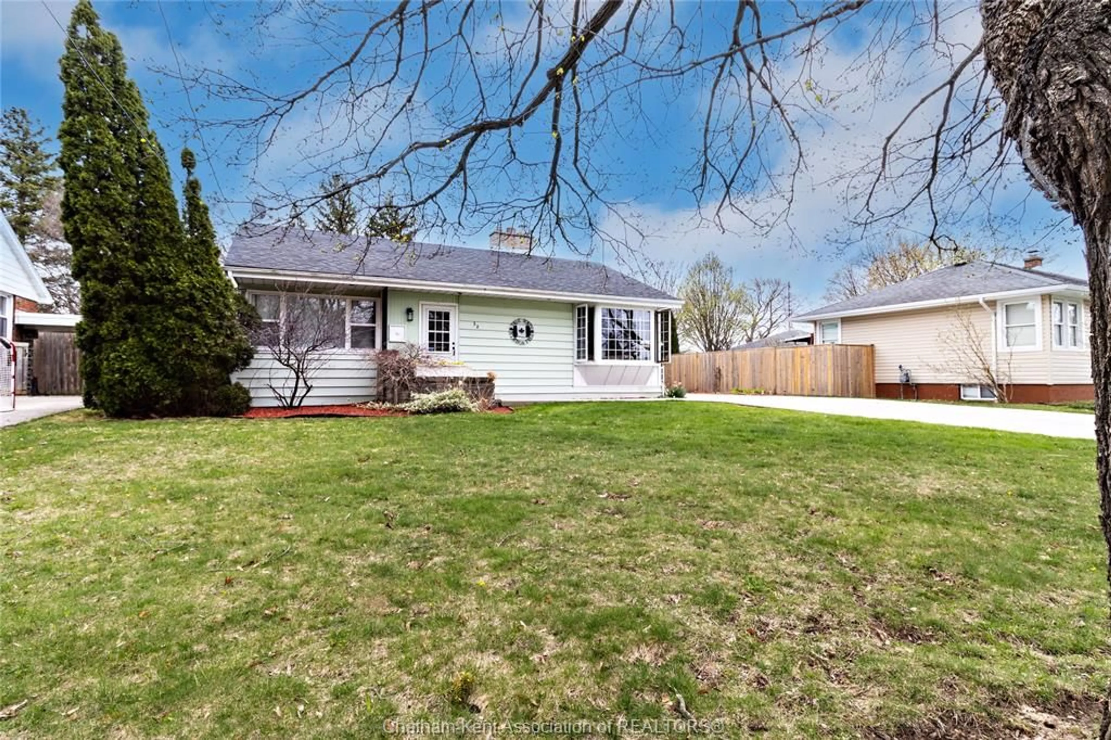Home with vinyl exterior material, street for 32 MAPLE St, Chatham Ontario N7L 2E6