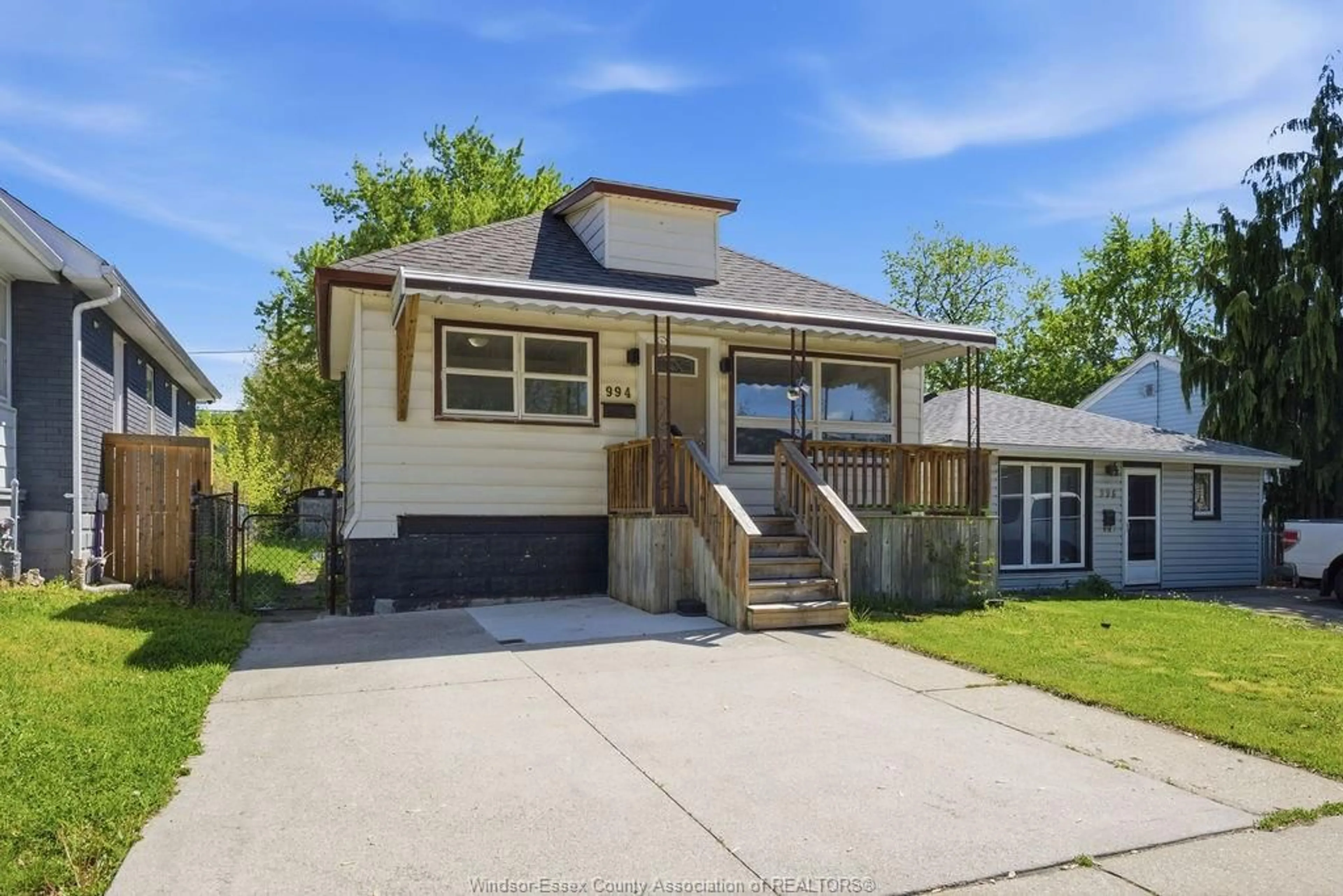 Home with vinyl exterior material, street for 994 Josephine, Windsor Ontario N9B 2L5