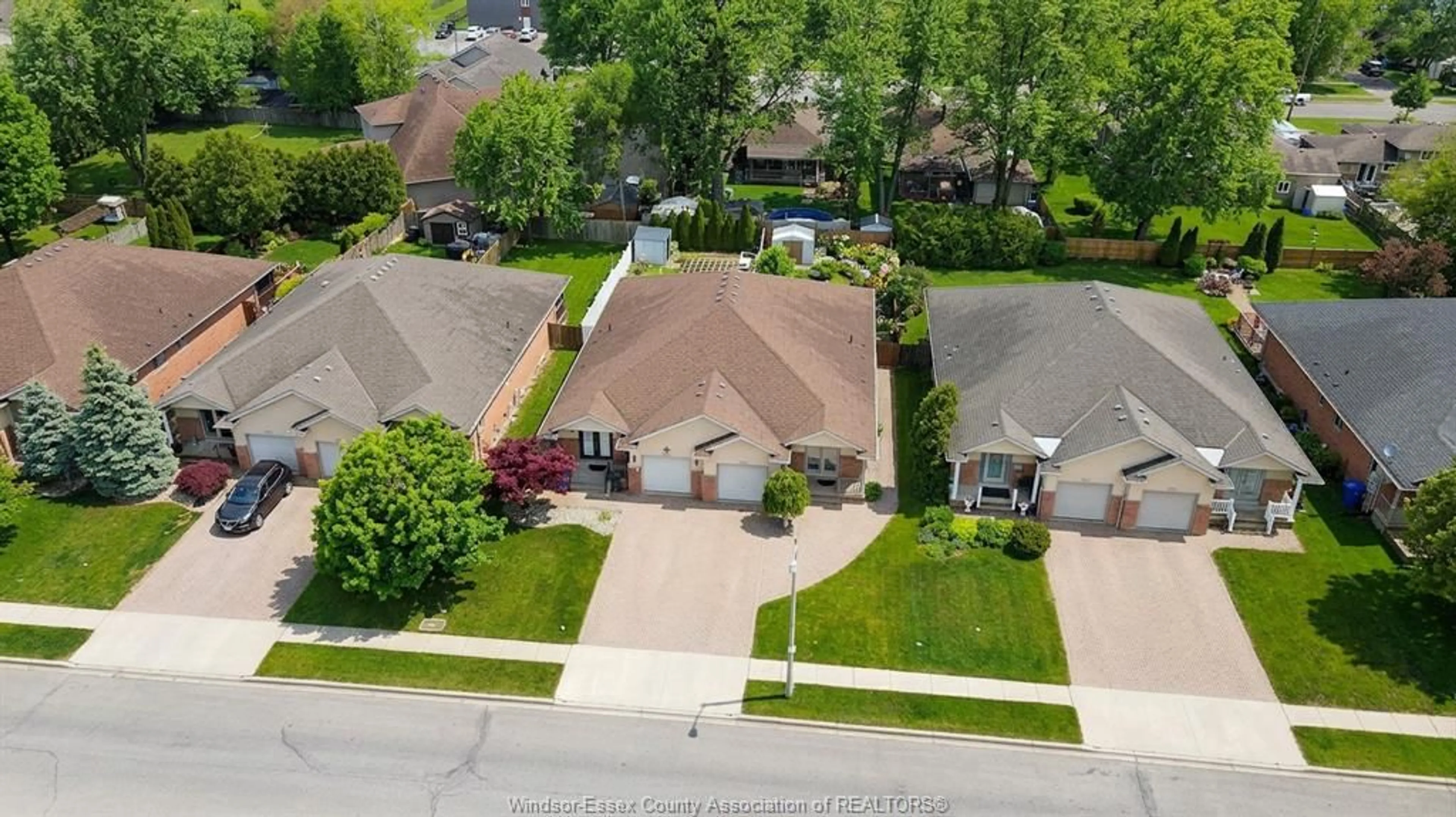 A pic from outside/outdoor area/front of a property/back of a property/a pic from drone, street for 11908 BROUILLETTE Crt, Tecumseh Ontario N8N 5H5